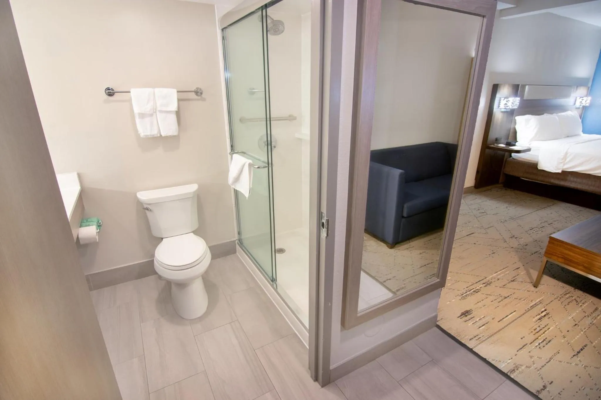 Photo of the whole room, Bed in Holiday Inn Express and Suites Fort Lauderdale Airport West by IHG