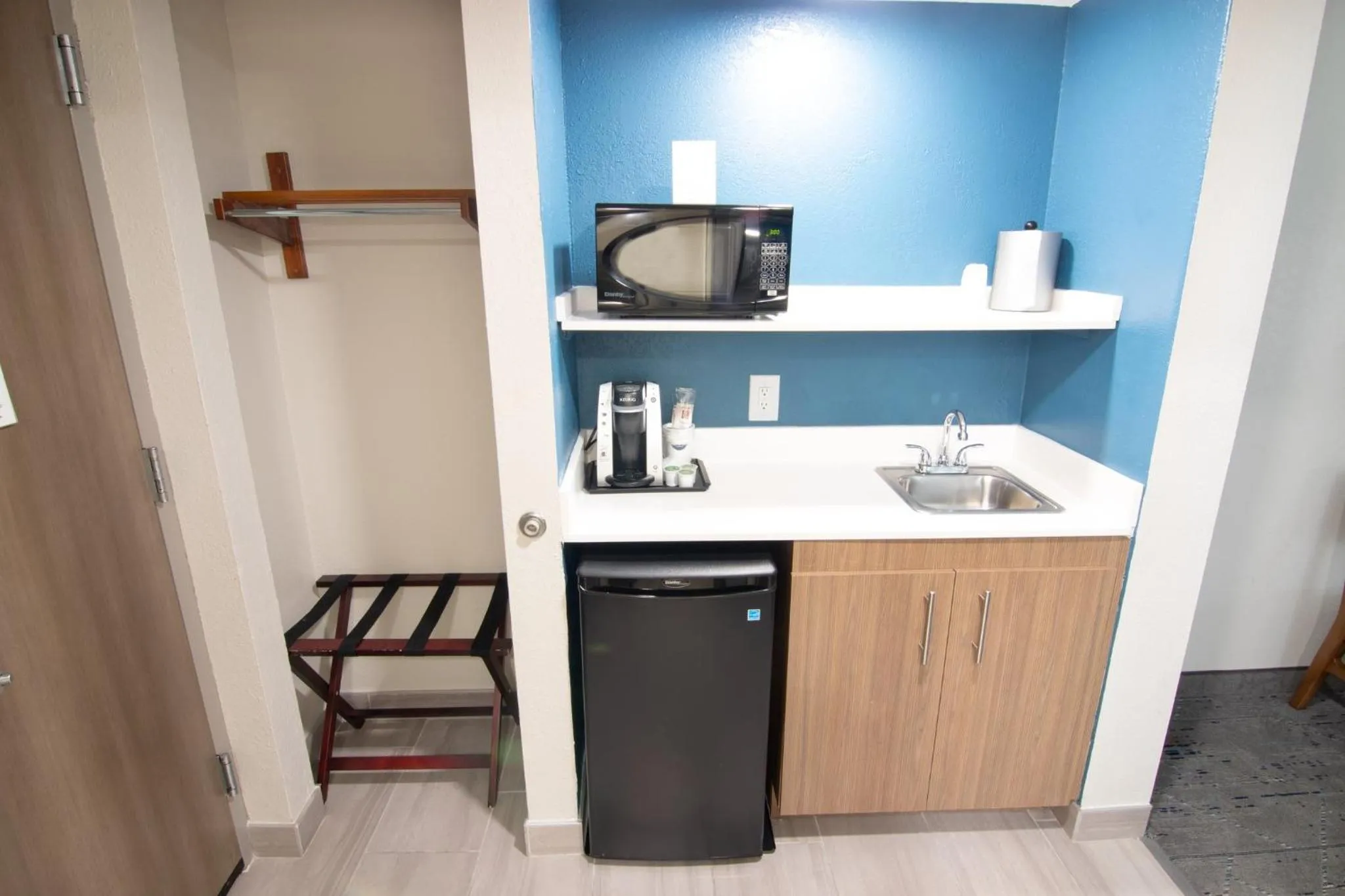 Photo of the whole room in Holiday Inn Express and Suites Fort Lauderdale Airport West by IHG