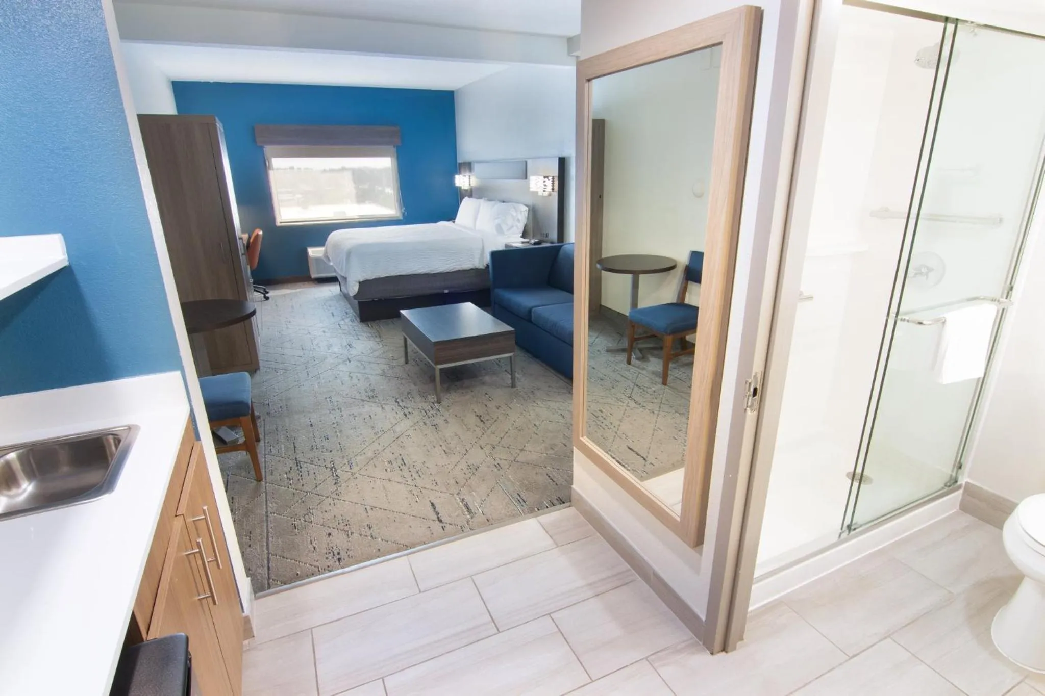 Photo of the whole room, Bed in Holiday Inn Express and Suites Fort Lauderdale Airport West by IHG