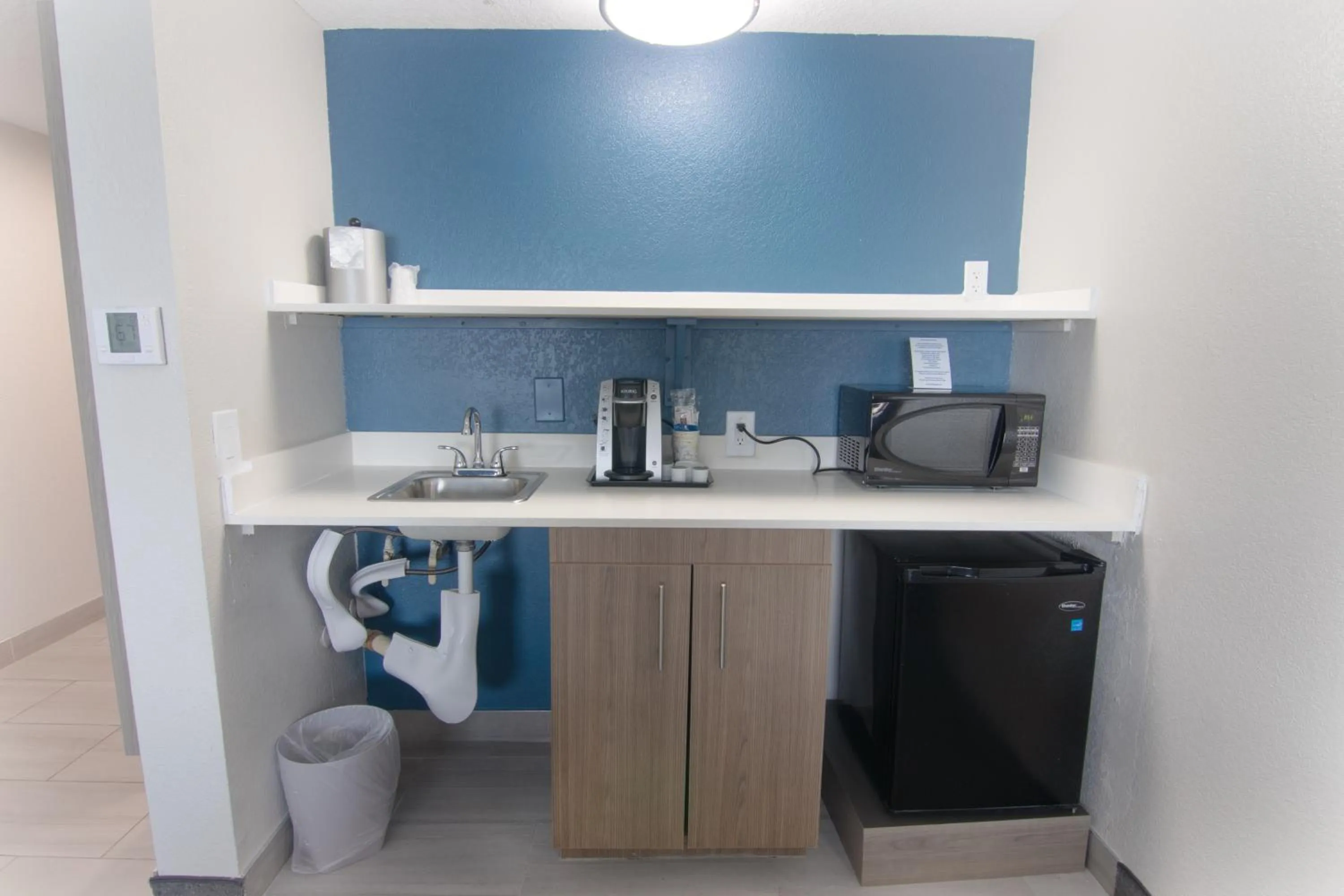 microwave in Holiday Inn Express and Suites Fort Lauderdale Airport West by IHG