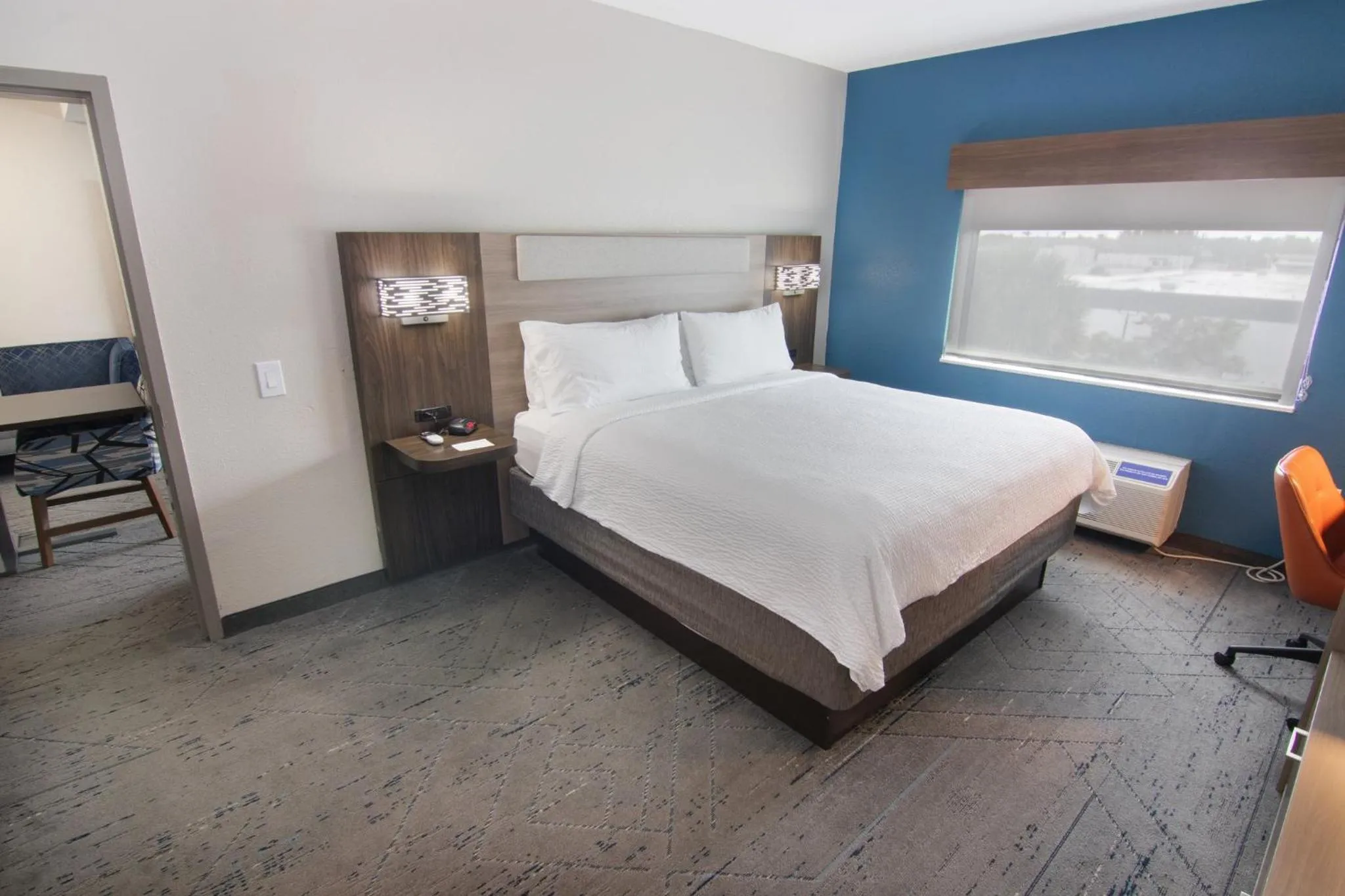 Photo of the whole room, Bed in Holiday Inn Express and Suites Fort Lauderdale Airport West by IHG