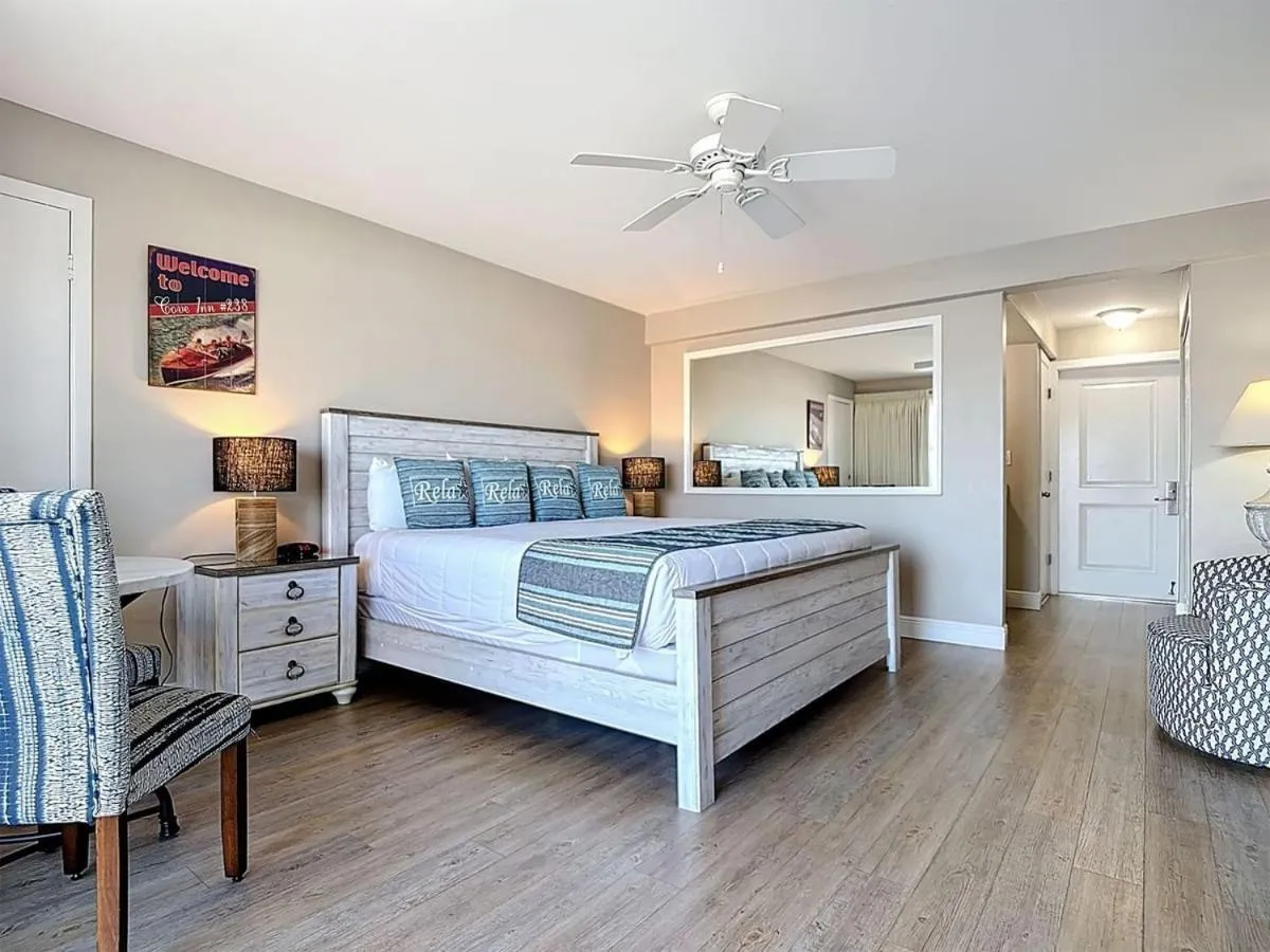 Bed in Cove Inn on Naples Bay