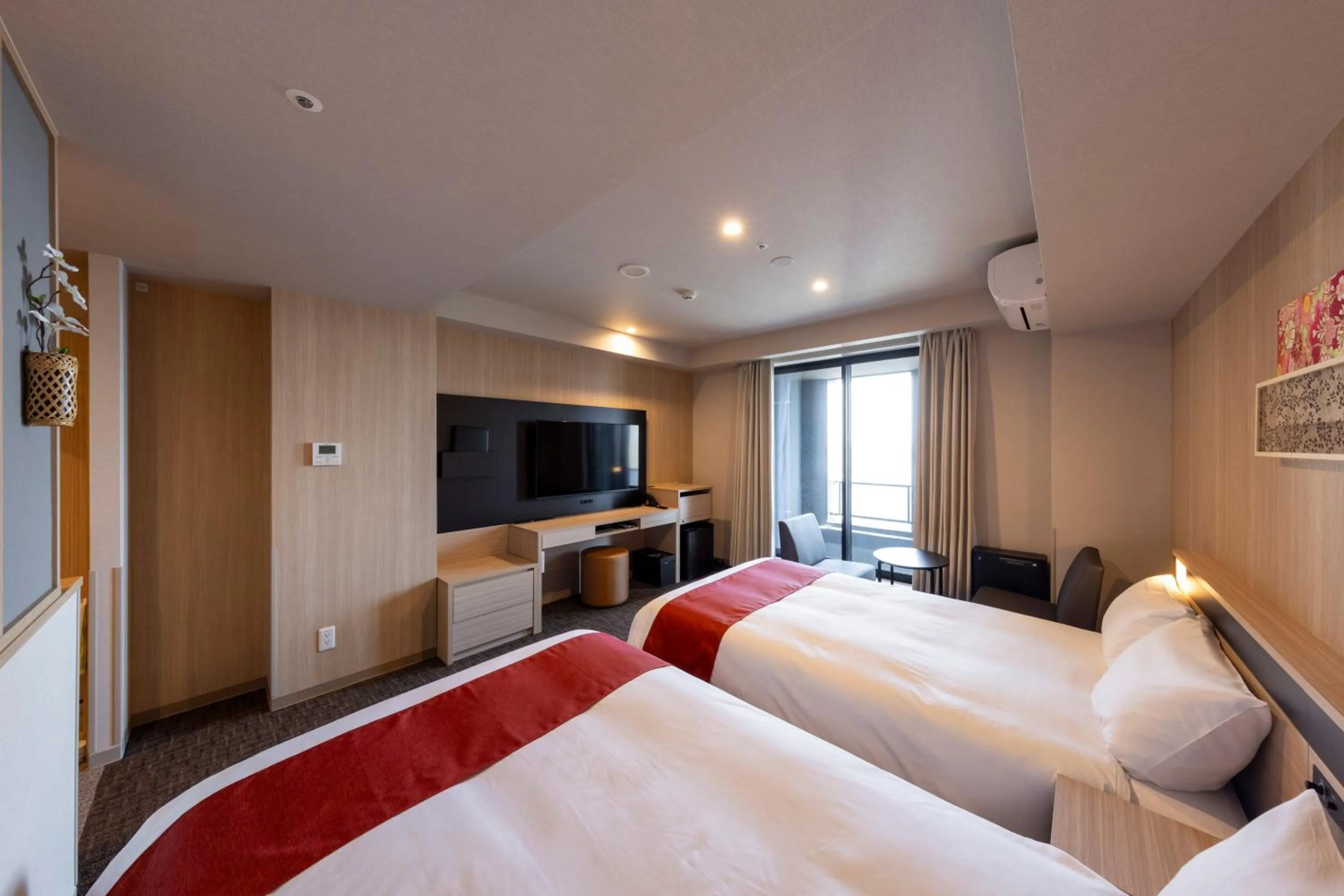 Photo of the whole room, Bed in Sanco Inn Iseshi-Ekimae Shikinoyu