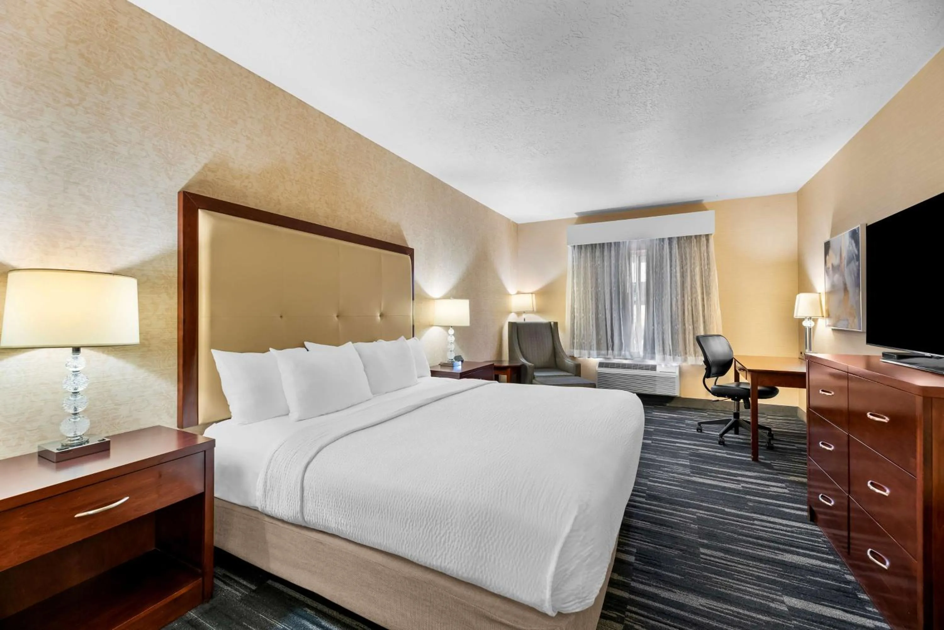 Bedroom, Bed in Best Western Plus Abbey Inn