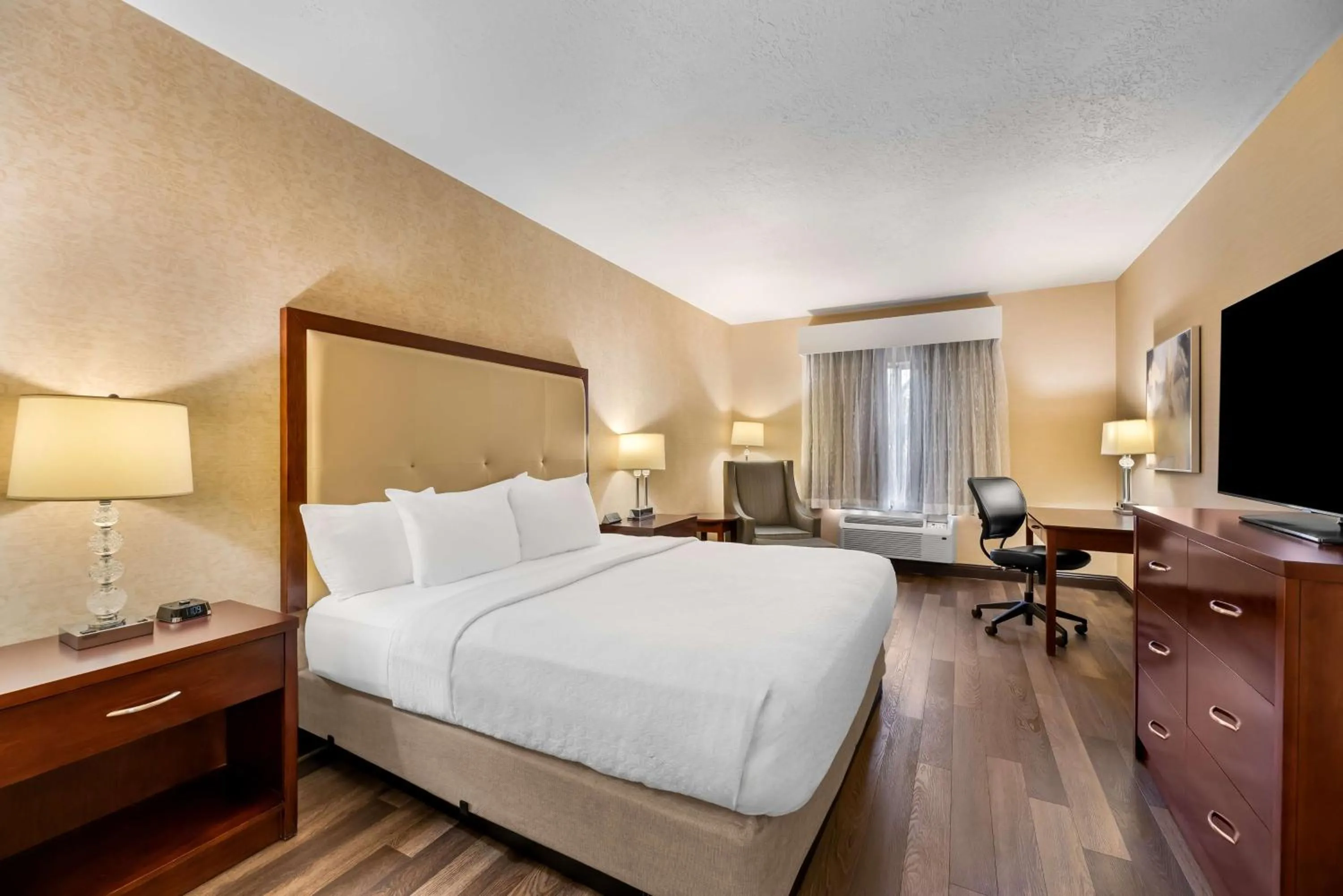 Bedroom, Bed in Best Western Plus Abbey Inn