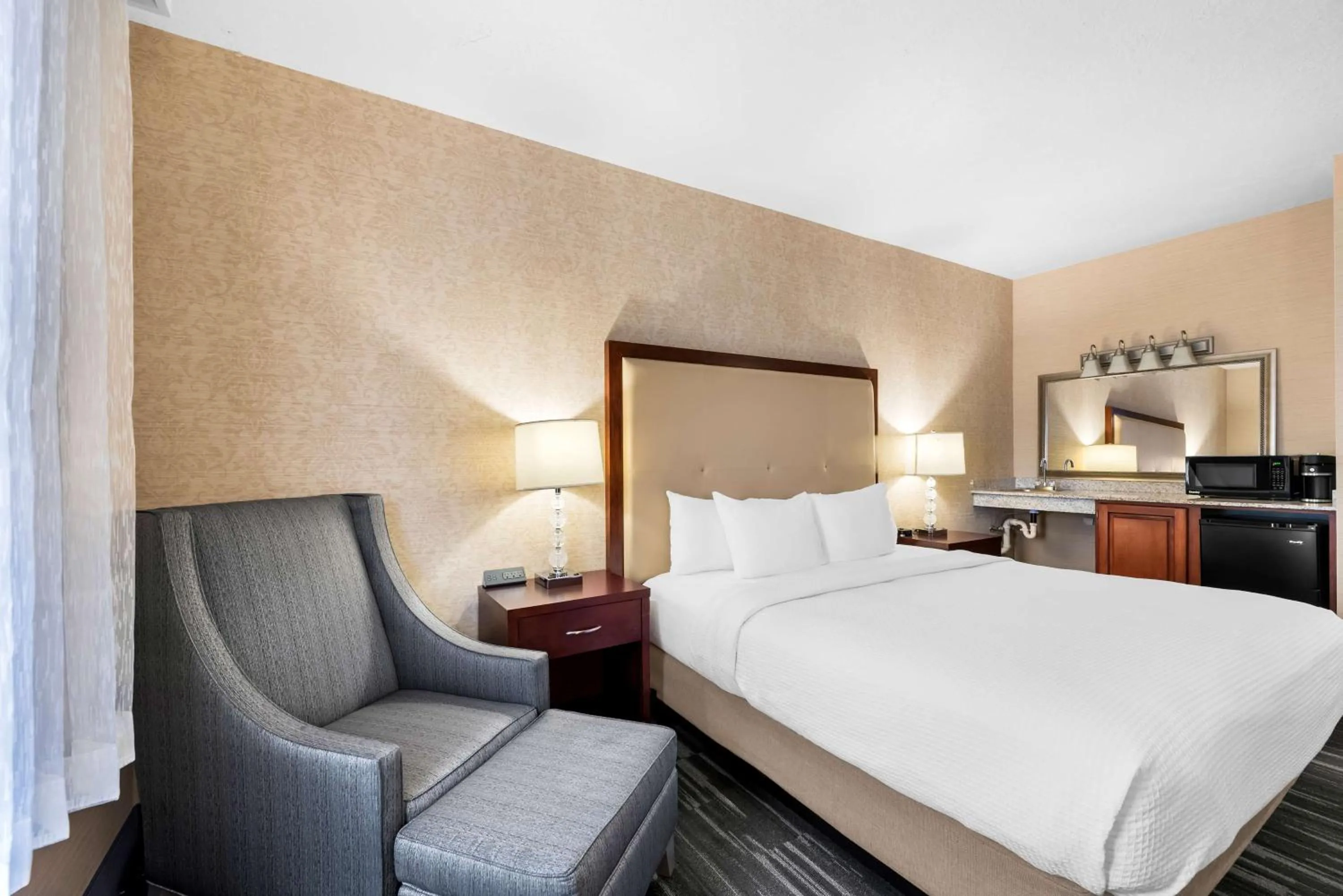 Bedroom, Bed in Best Western Plus Abbey Inn