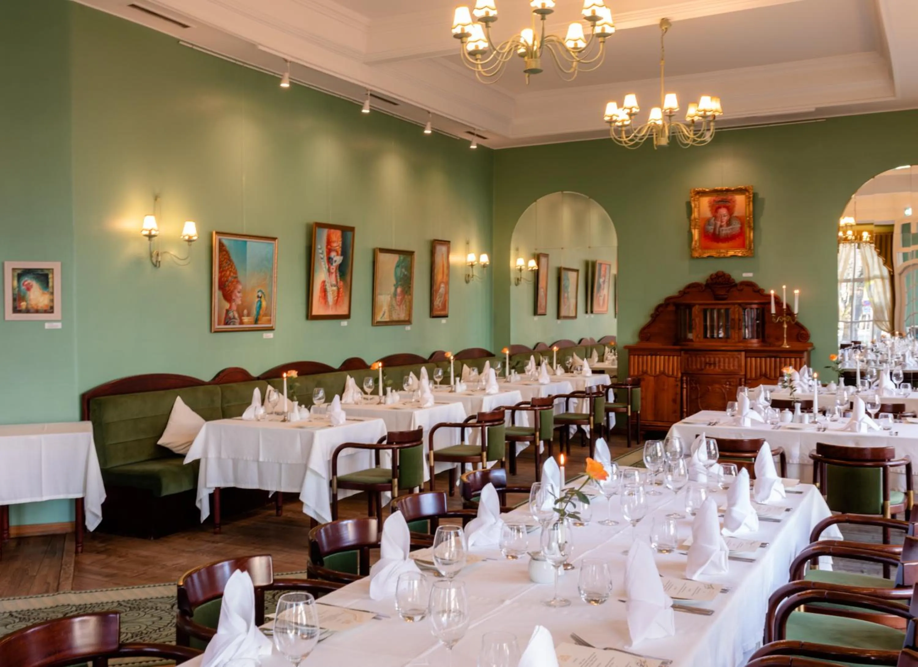 Restaurant/places to eat in Hotel Victoria