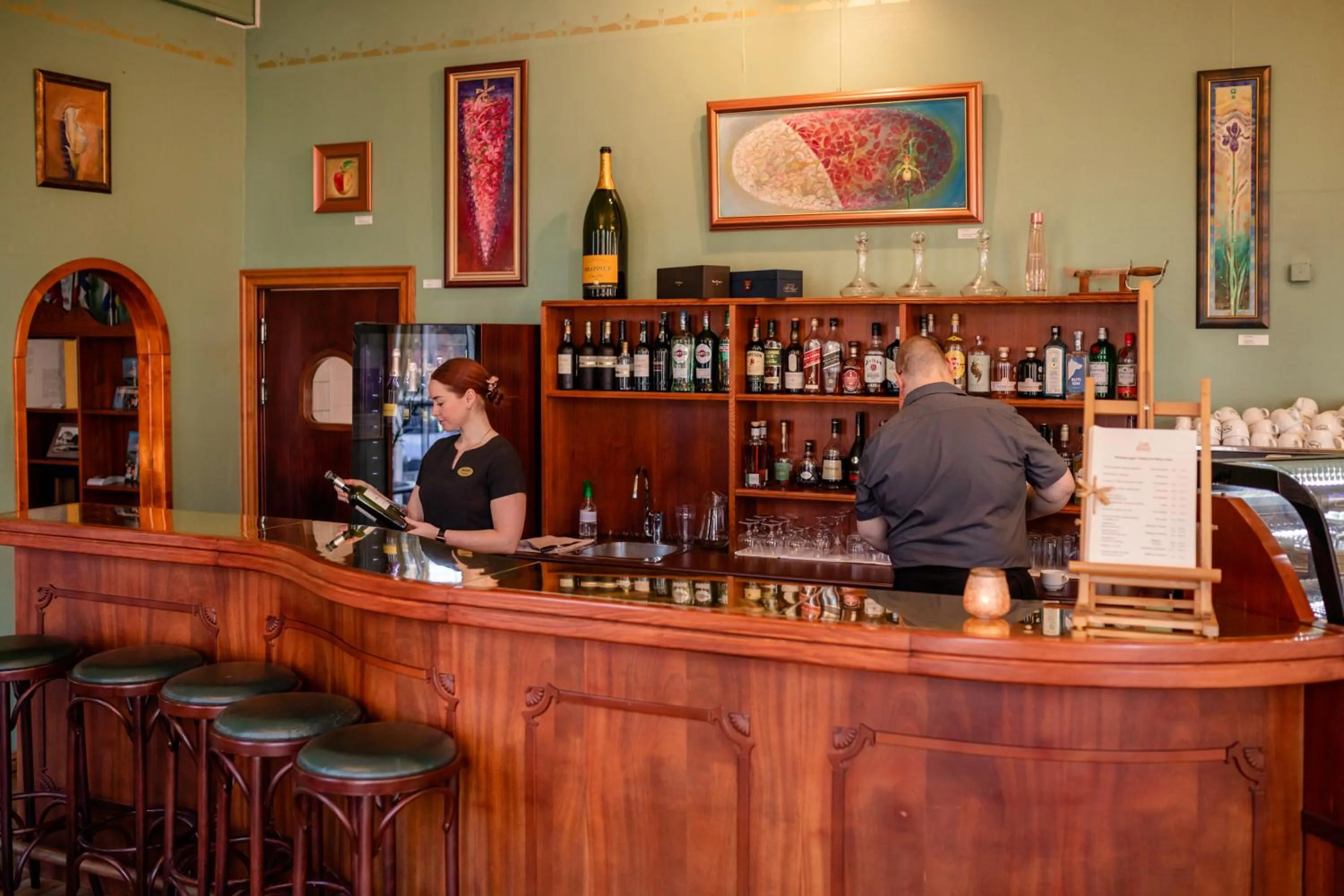 Restaurant/places to eat in Hotel Victoria