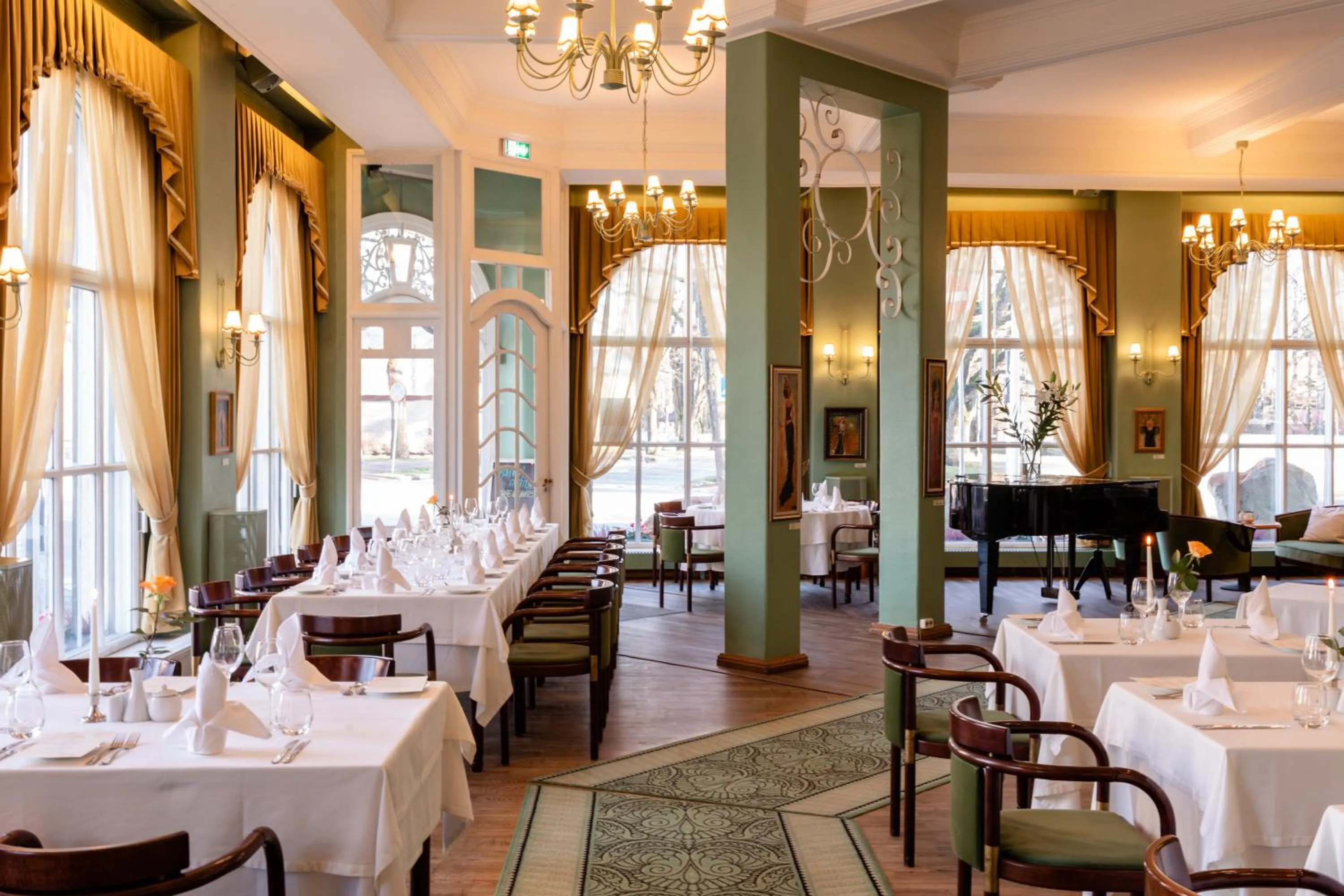 Restaurant/places to eat in Hotel Victoria