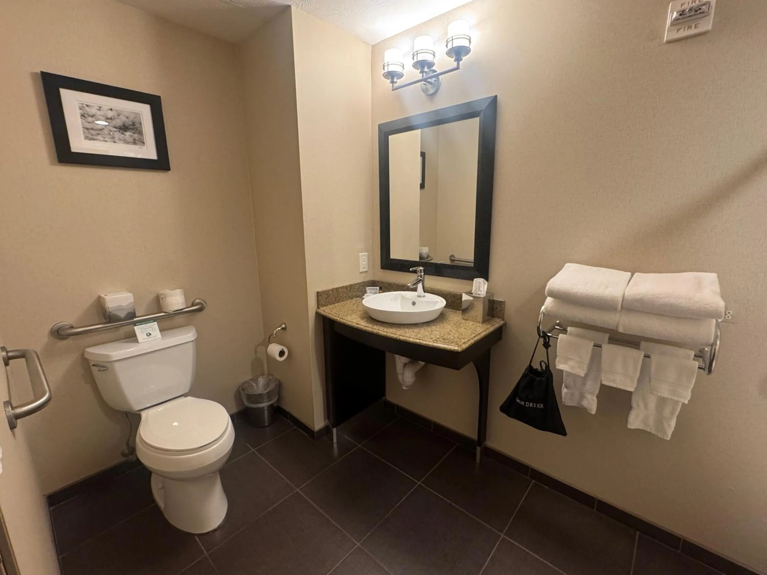 Bathroom in Sonesta Essential Indianapolis Airport