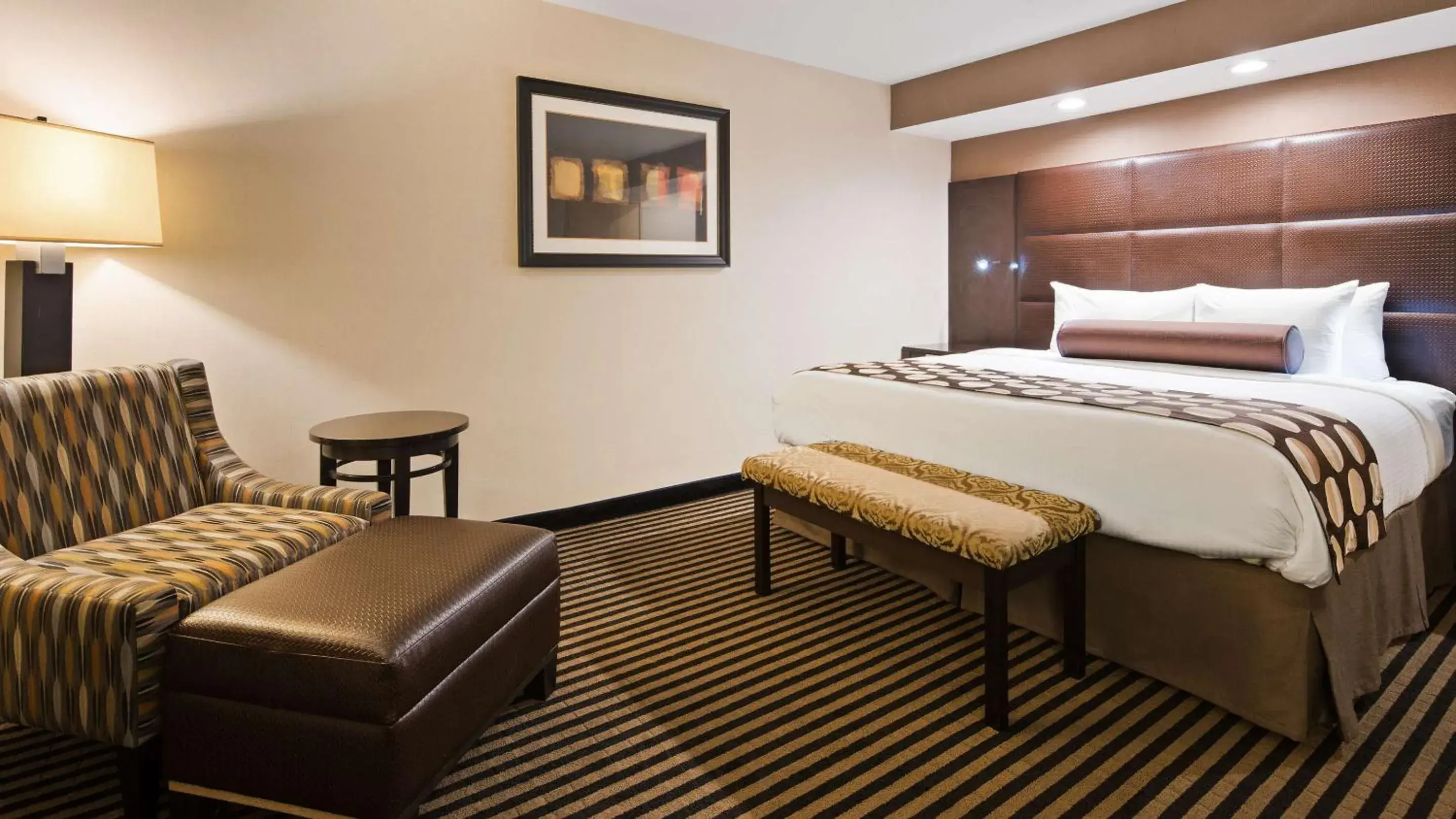 King Room with Bath Tub - Disability Access Room/Non-Smoking in Sonesta Essential Indianapolis Airport King Room with Bath Tub - Disability Access Room/Non-Smoking in Sonesta Essential Indianapolis Airport