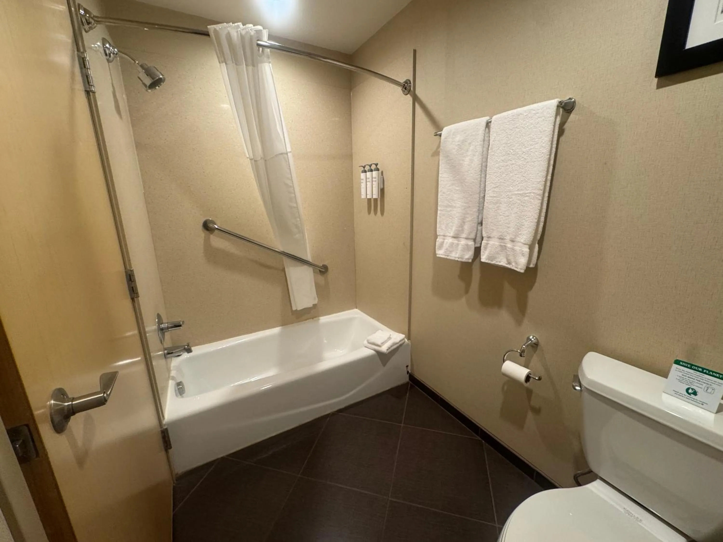 Bathroom in Sonesta Essential Indianapolis Airport