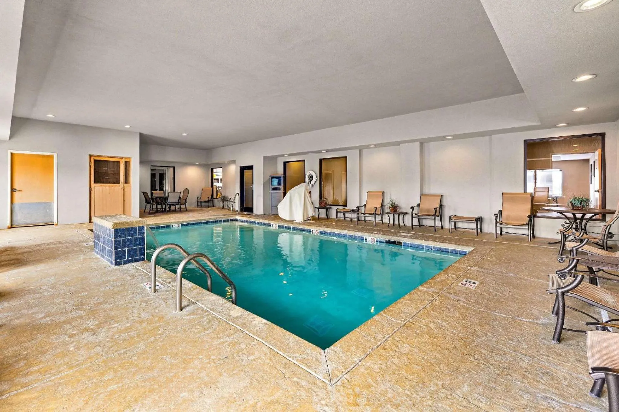 Swimming pool in Sonesta Essential Indianapolis Airport
