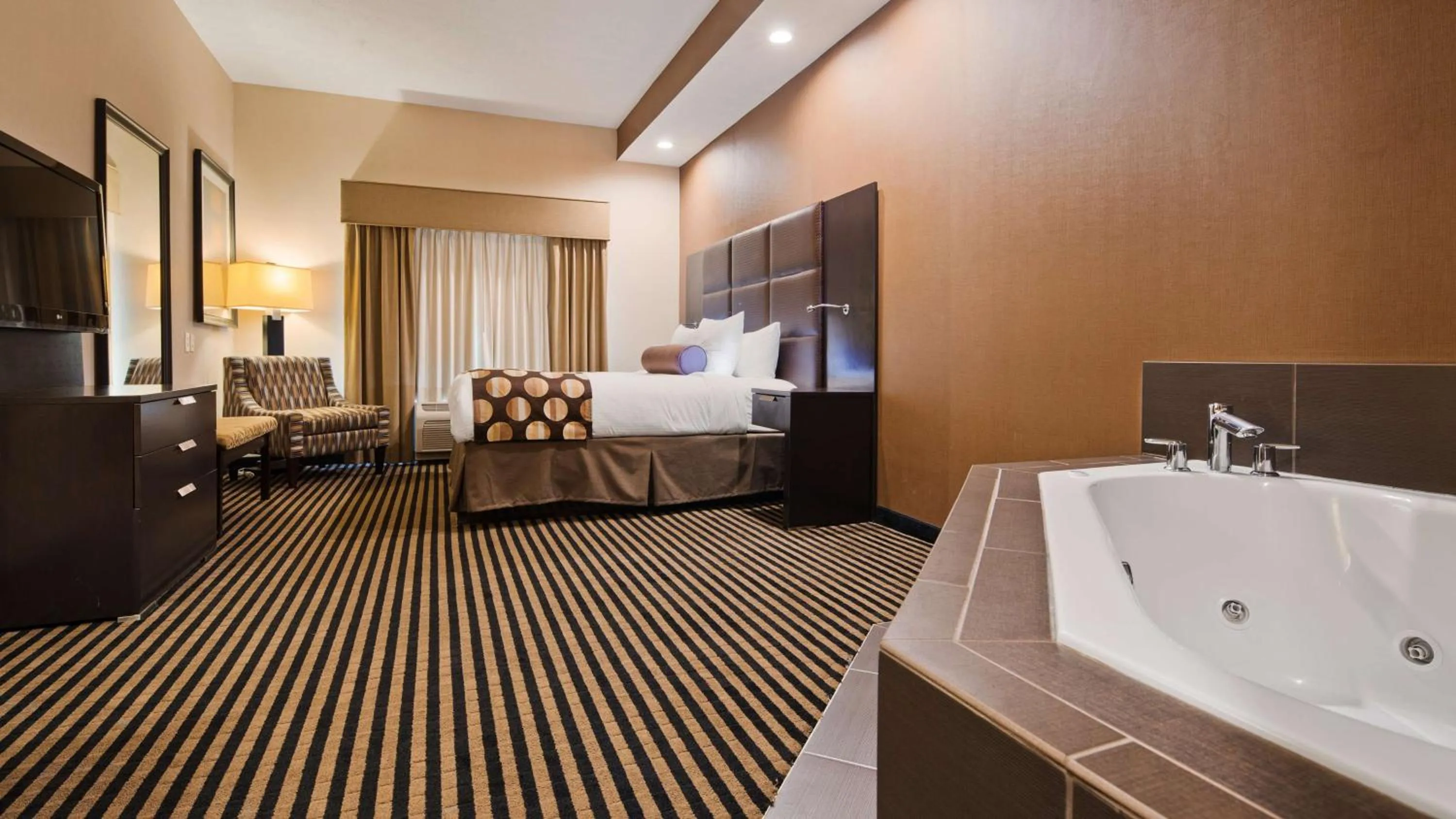 Photo of the whole room, Bed in Sonesta Essential Indianapolis Airport