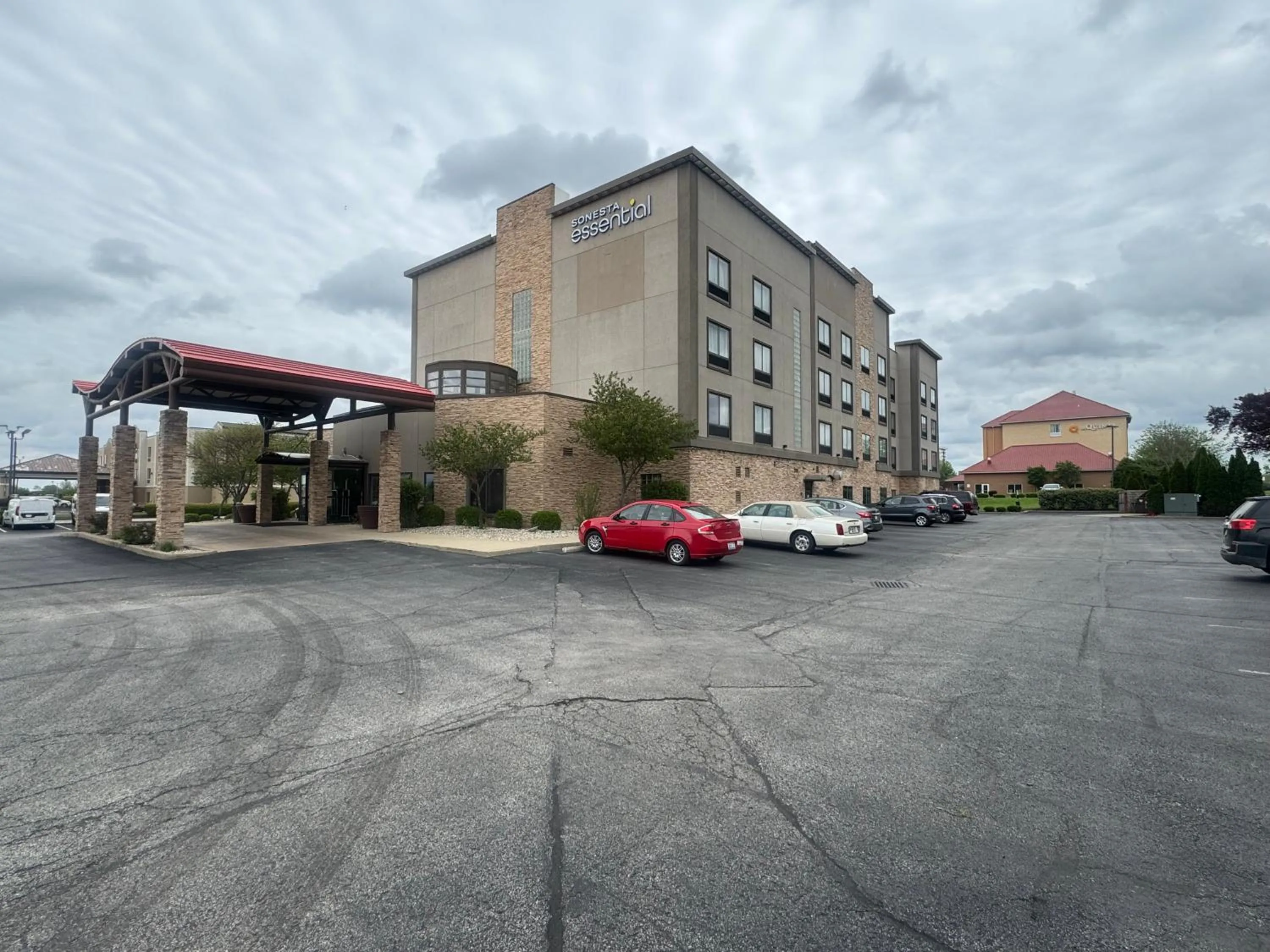 Property building in Sonesta Essential Indianapolis Airport