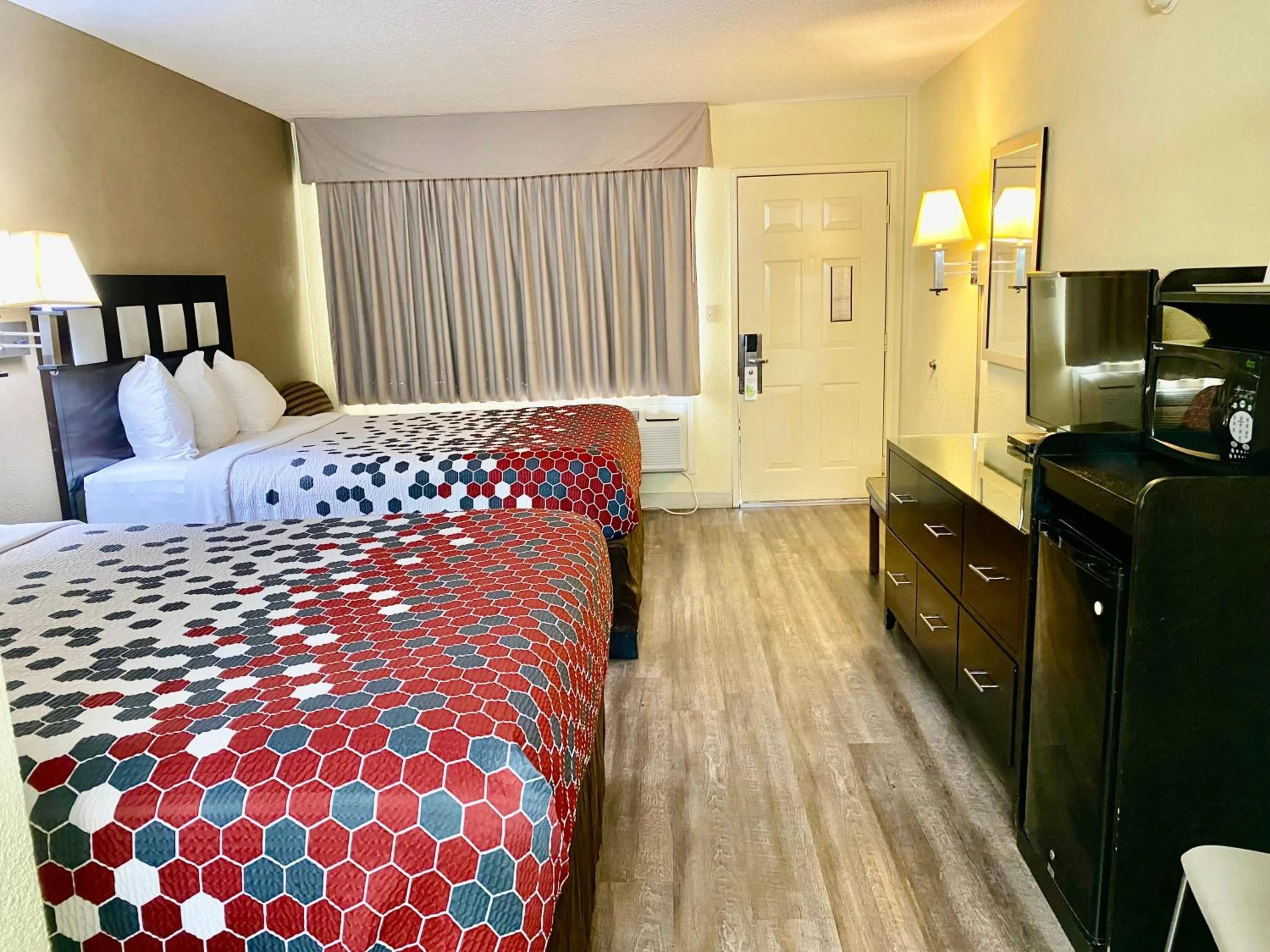 Photo of the whole room, Bed in Super 8 by Wyndham Albuquerque Downtown