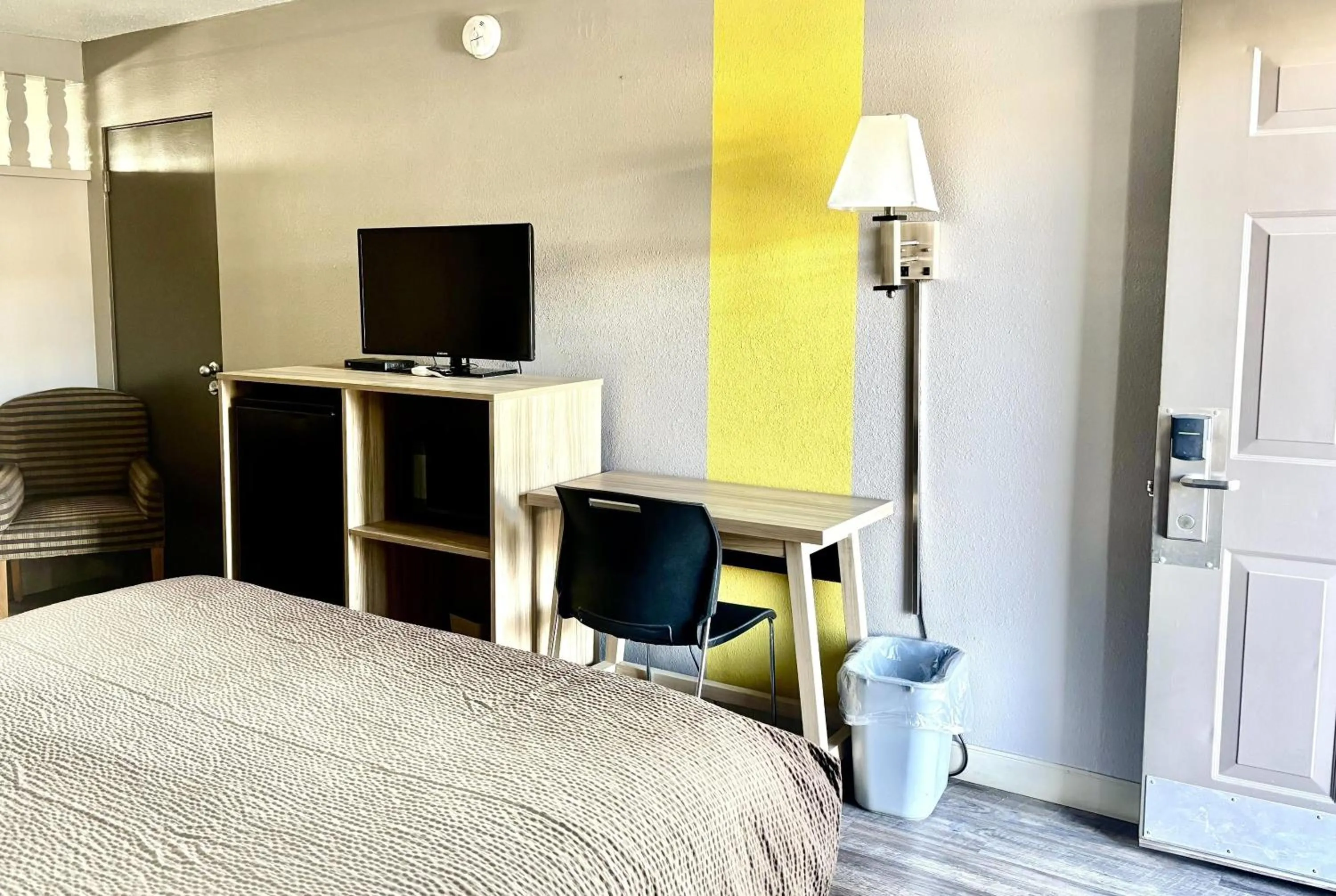 Photo of the whole room, Bed in Super 8 by Wyndham Albuquerque Downtown