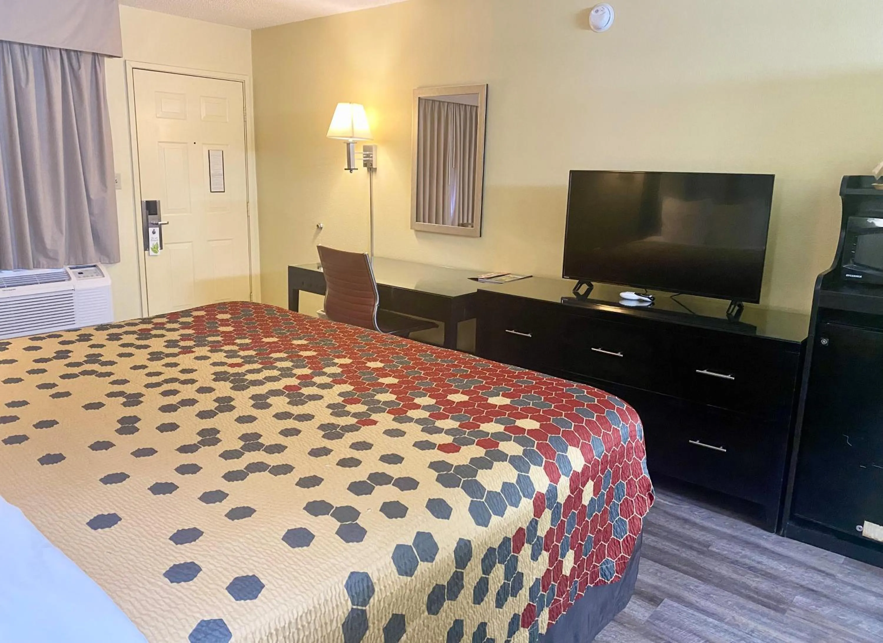 Bedroom, Bed in Super 8 by Wyndham Albuquerque Downtown