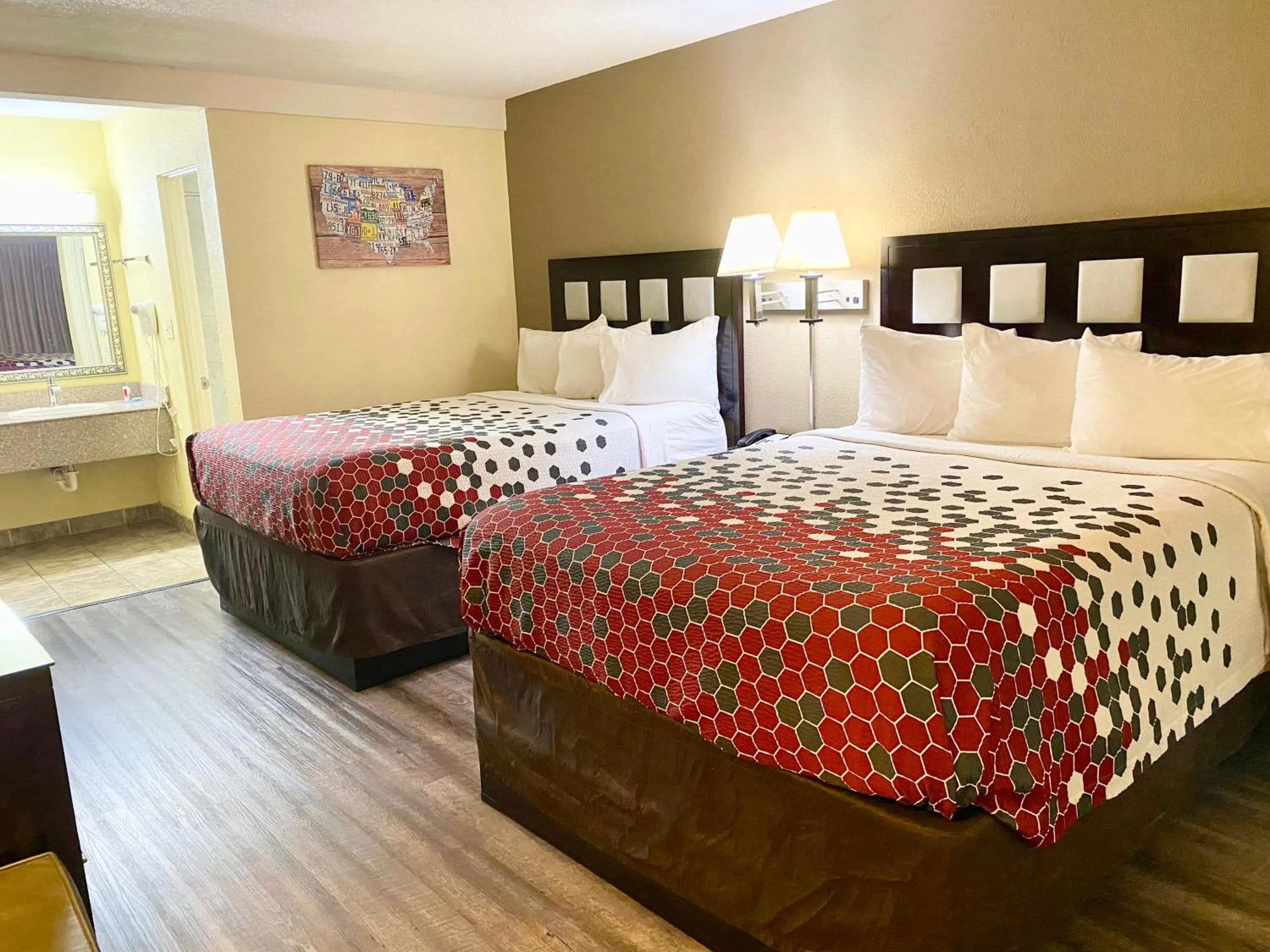 Photo of the whole room, Bed in Super 8 by Wyndham Albuquerque Downtown