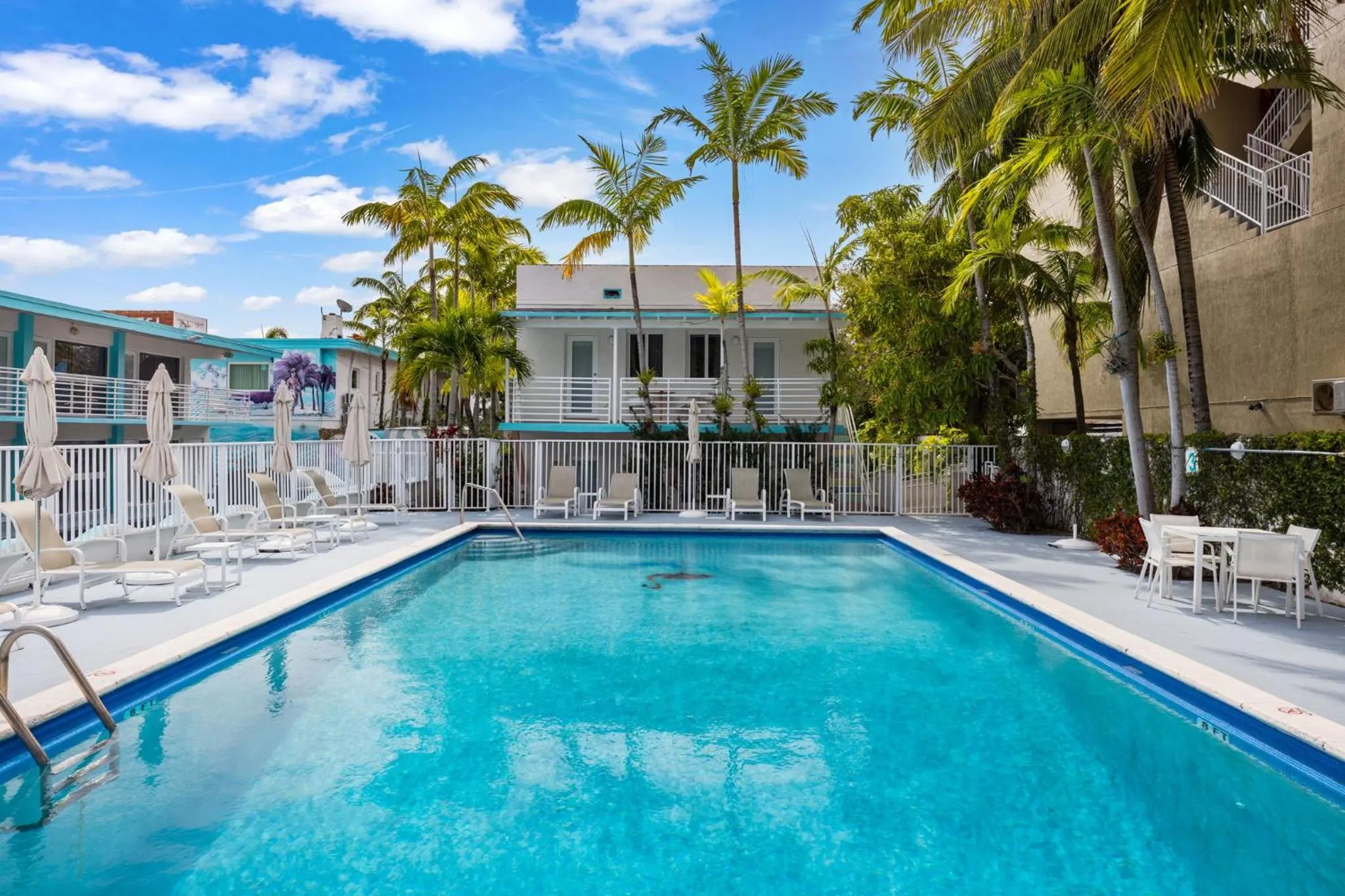 Swimming pool in The New Yorker Hotel Miami