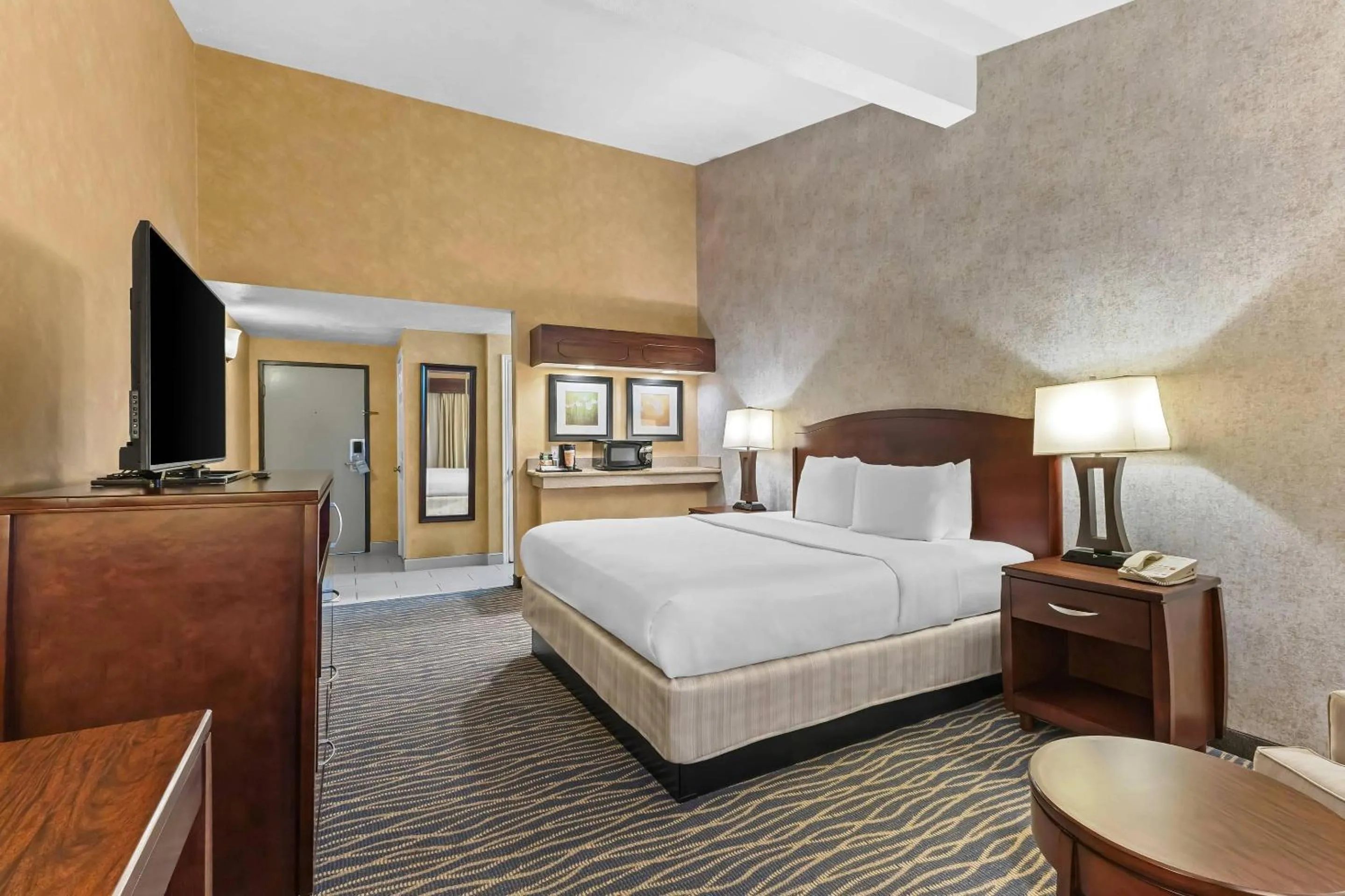 Bedroom, Bed in Radisson Hotel Salt Lake City Airport