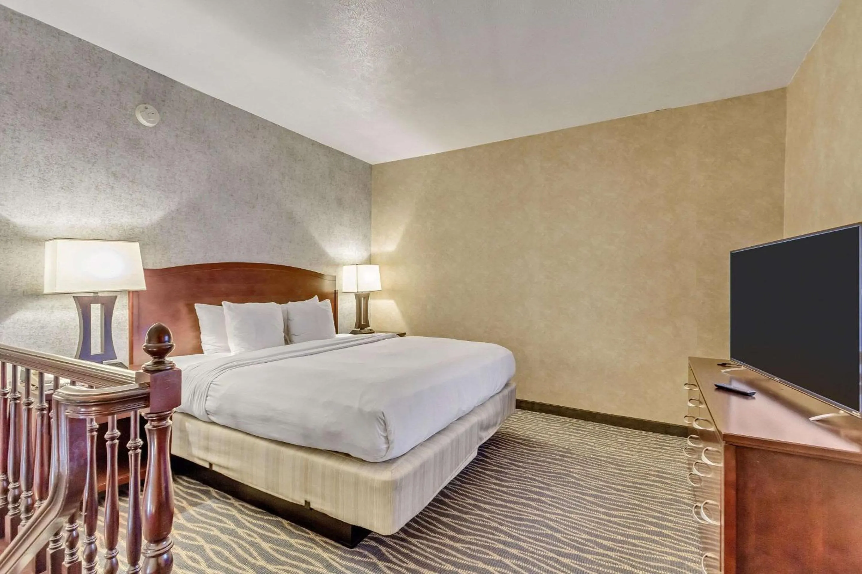 Bedroom, Bed in Radisson Hotel Salt Lake City Airport