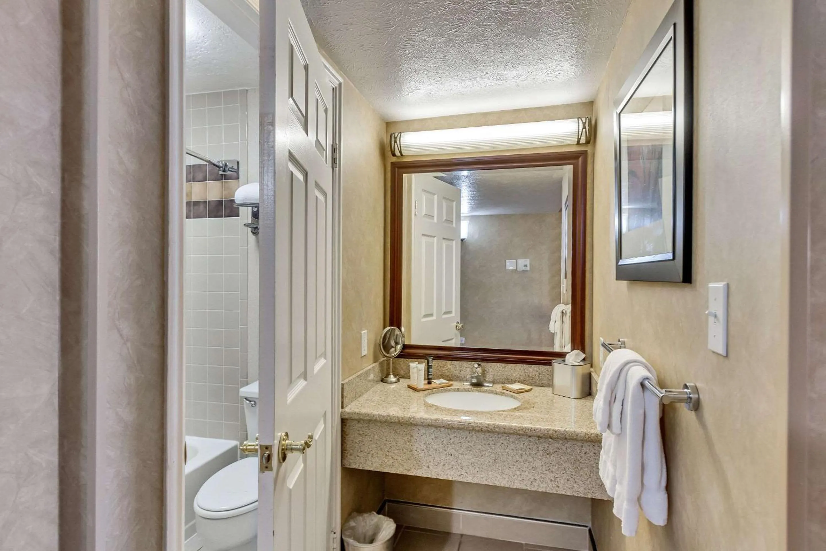 Bedroom in Radisson Hotel Salt Lake City Airport