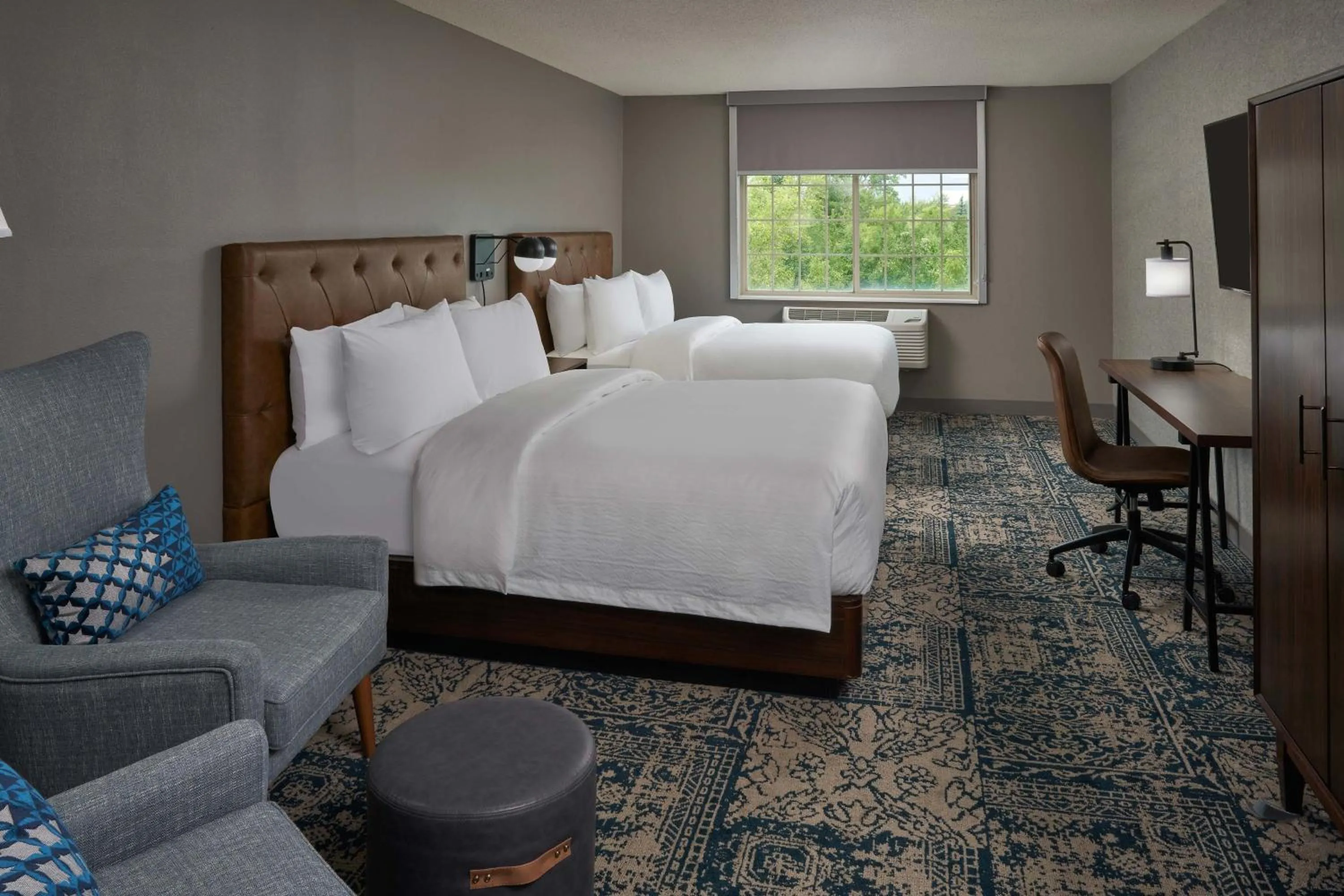 Photo of the whole room, Bed in Four Points by Sheraton Chicago Schaumburg