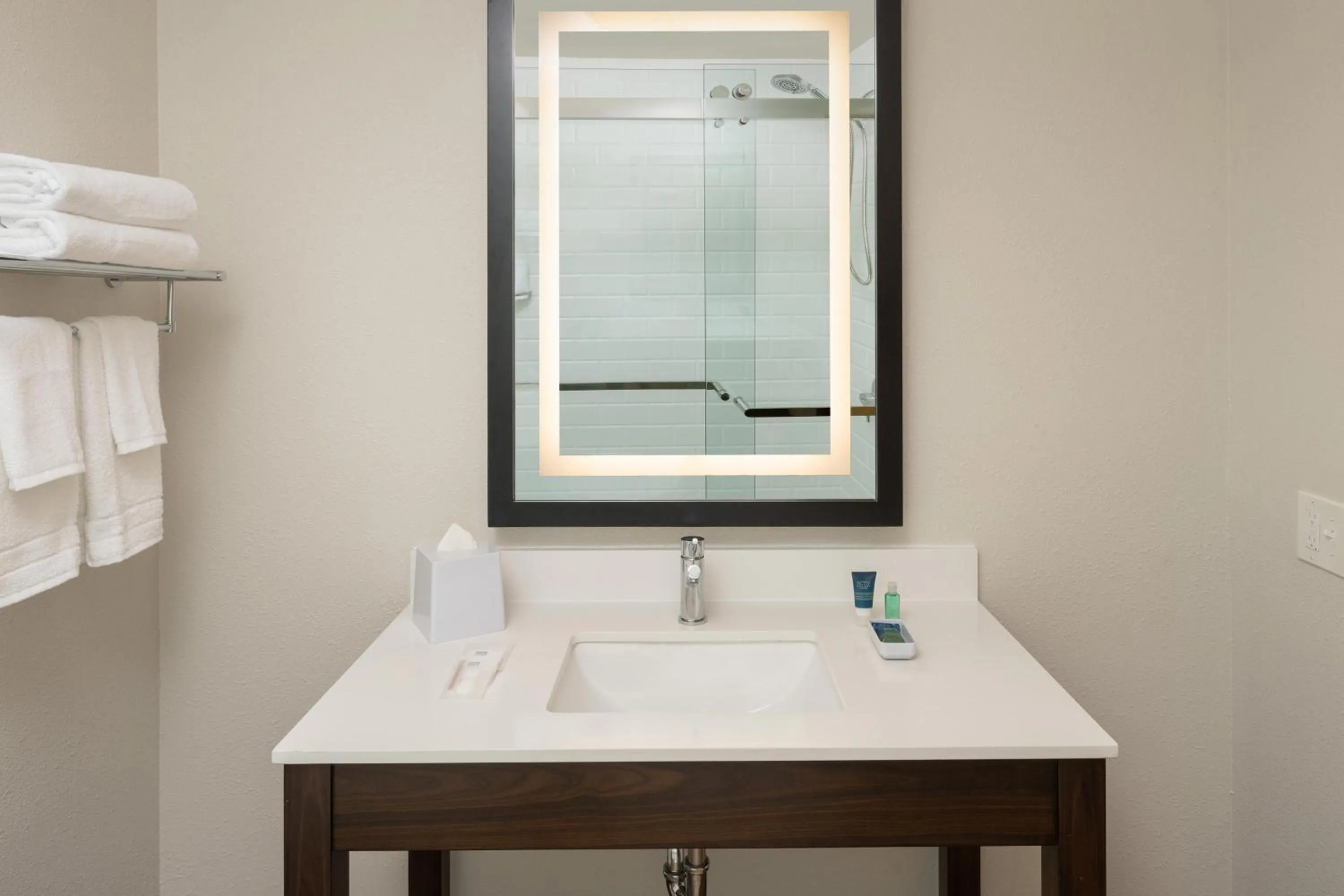 Bathroom in Four Points by Sheraton Chicago Schaumburg