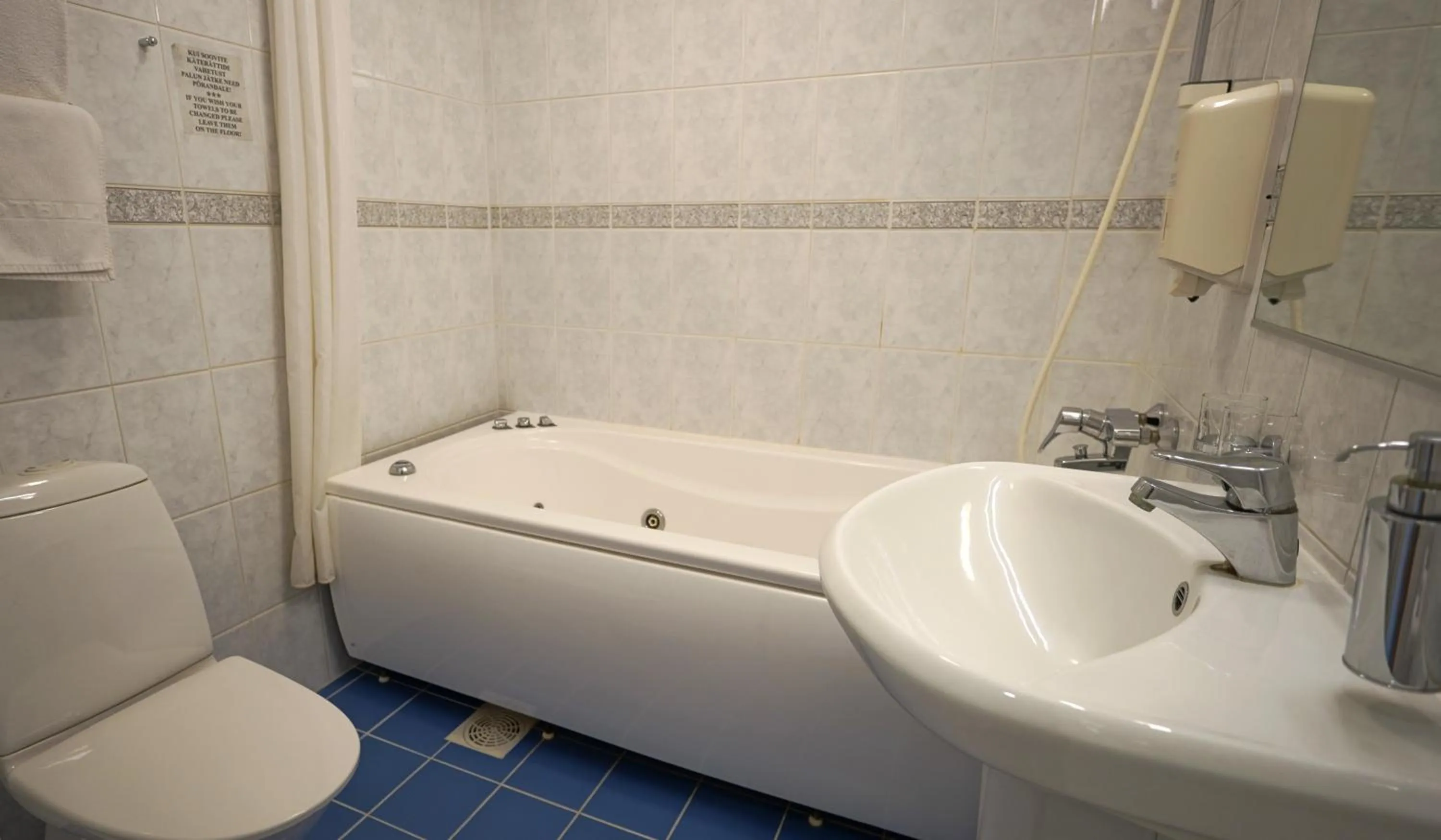 Bathroom in Barclay Hotel