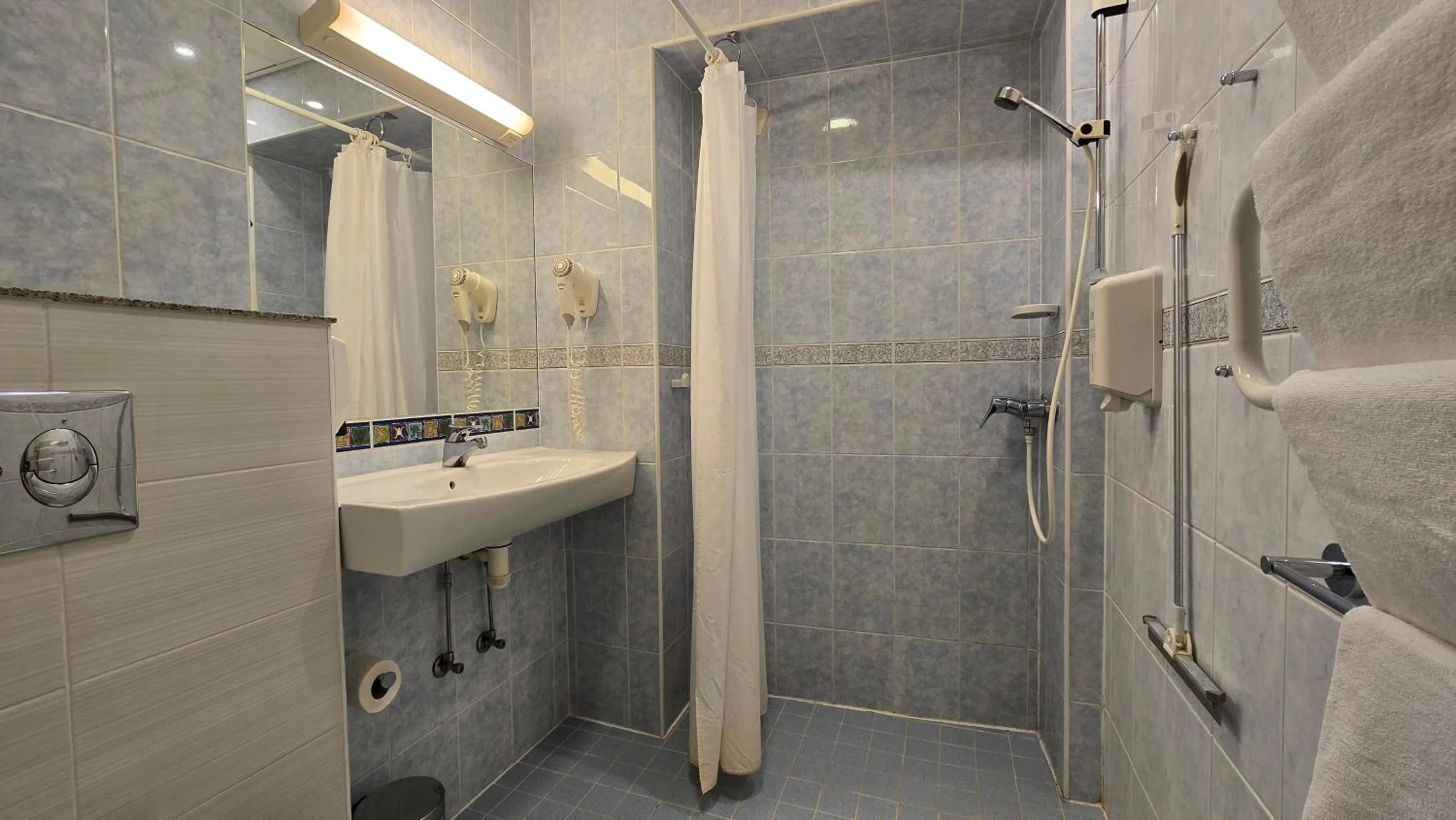 Shower in Barclay Hotel