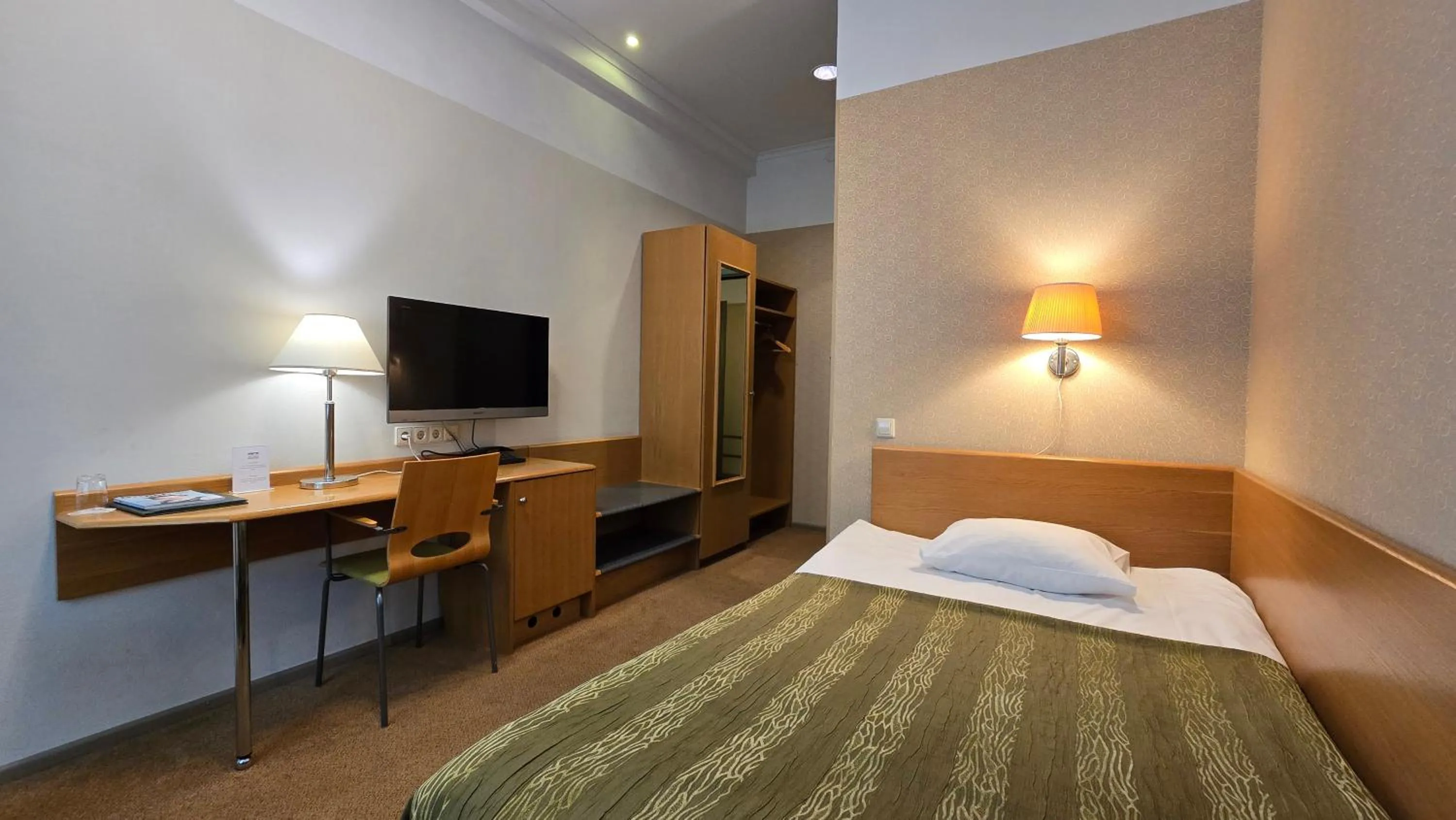 Bed in Barclay Hotel