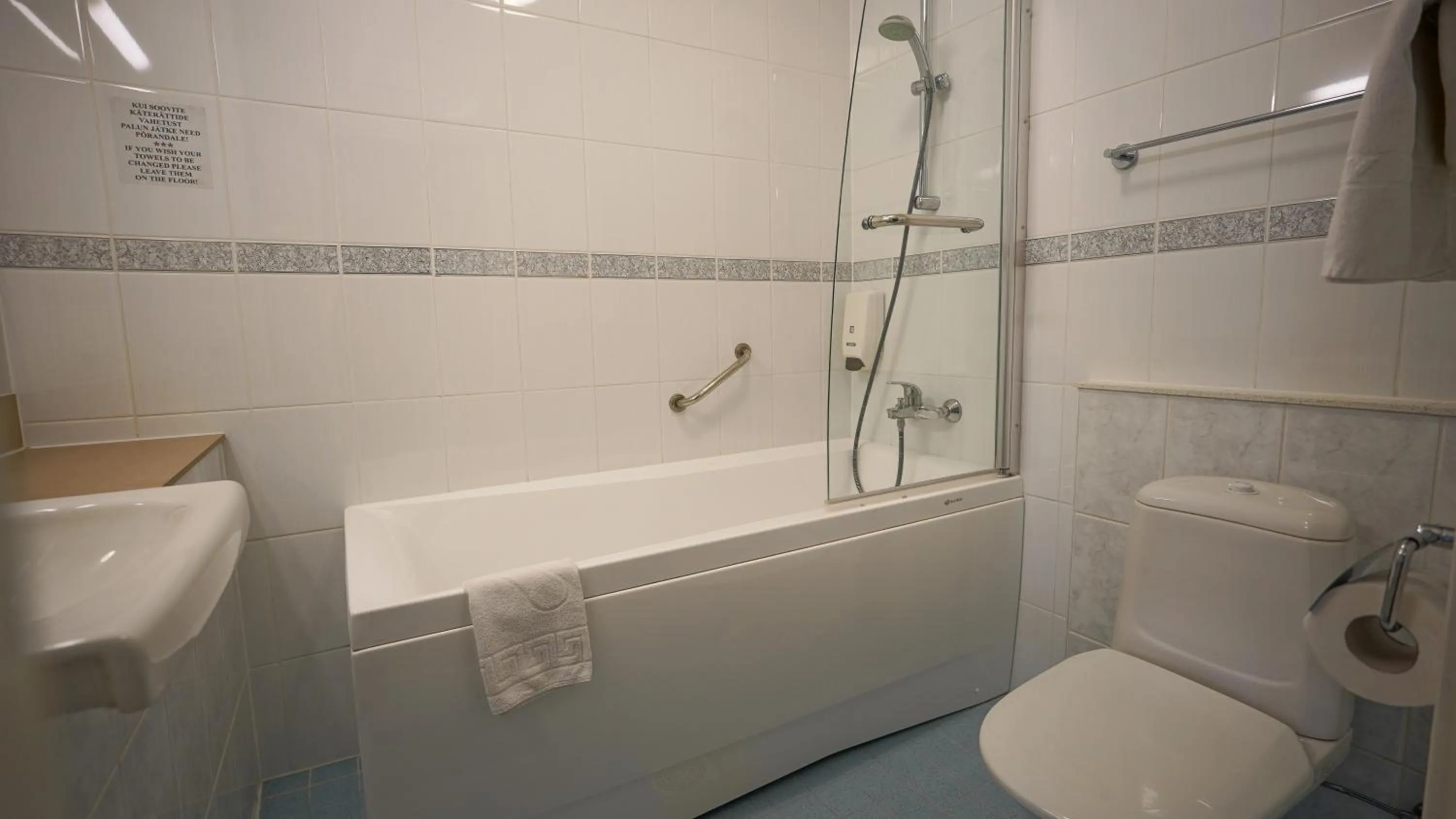 Shower in Barclay Hotel