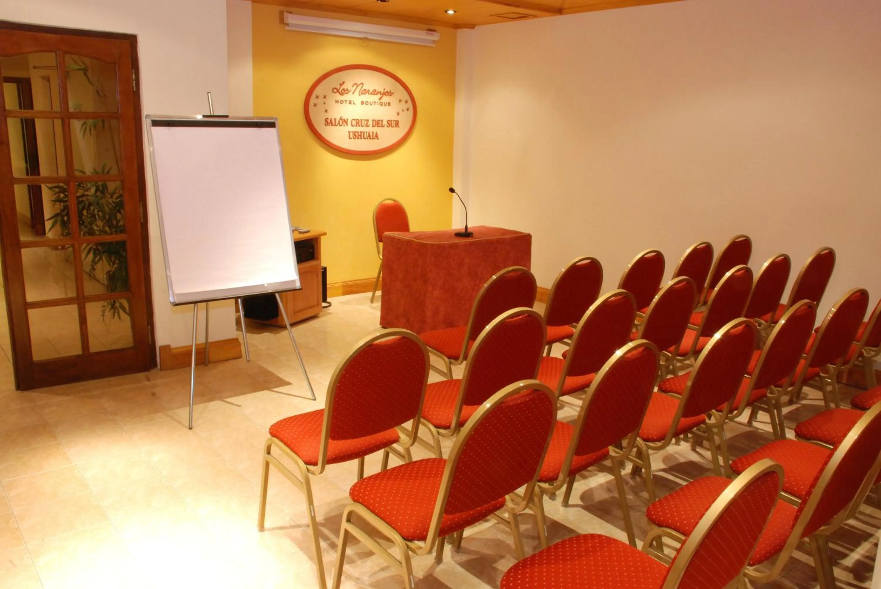 Business facilities in Los Naranjos