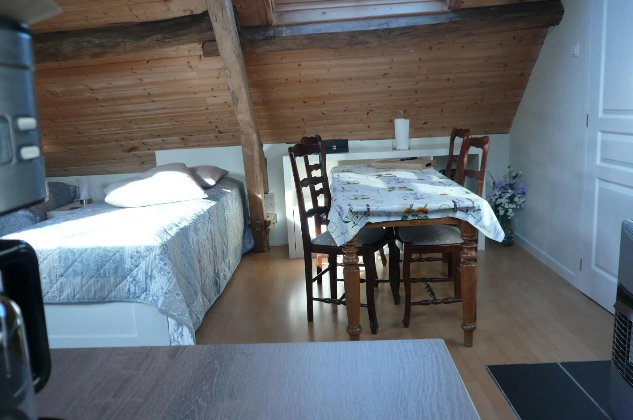 Dining area, Bed in le Petit Papillon