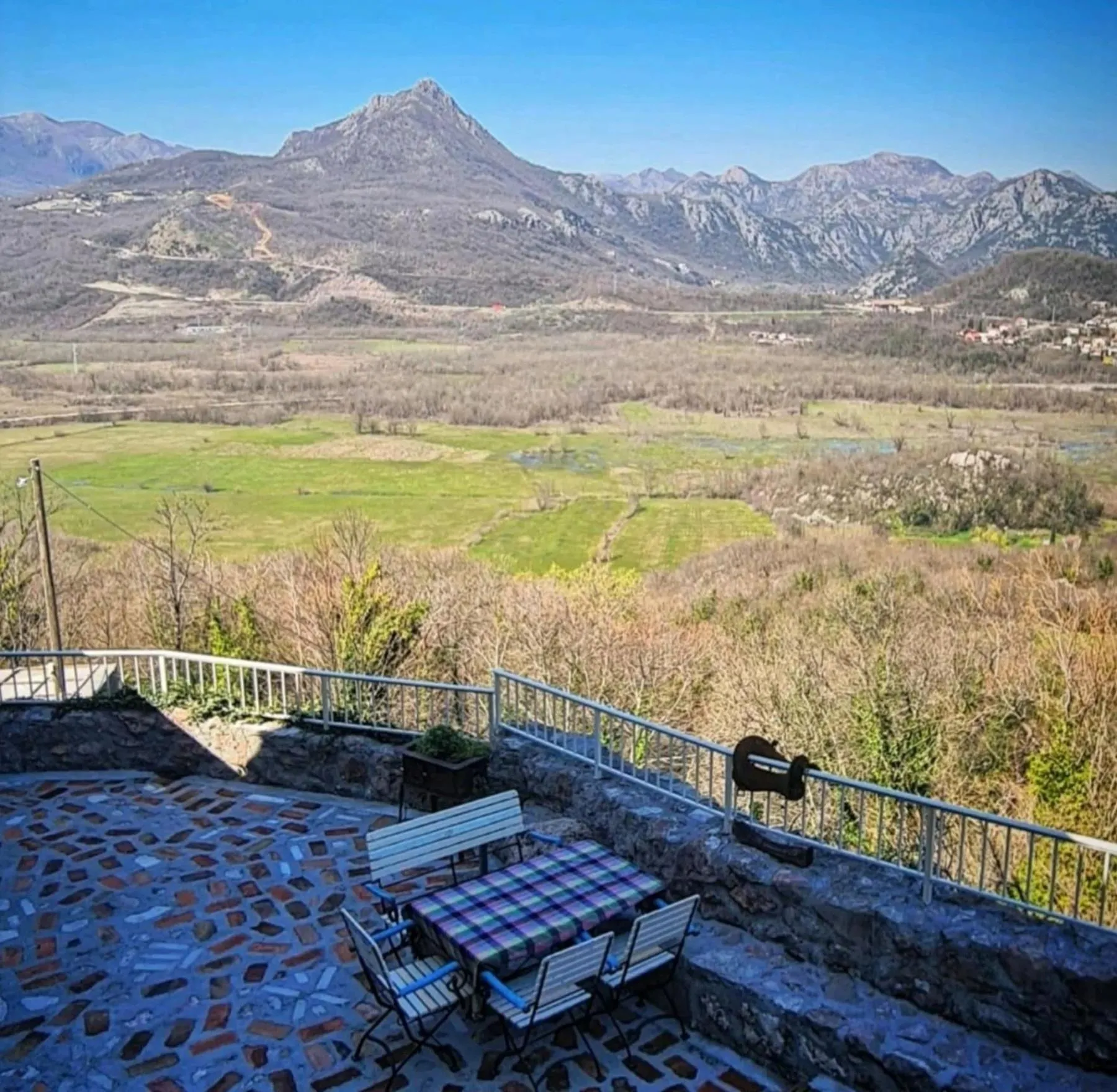 Spring in Dembelija Rooms