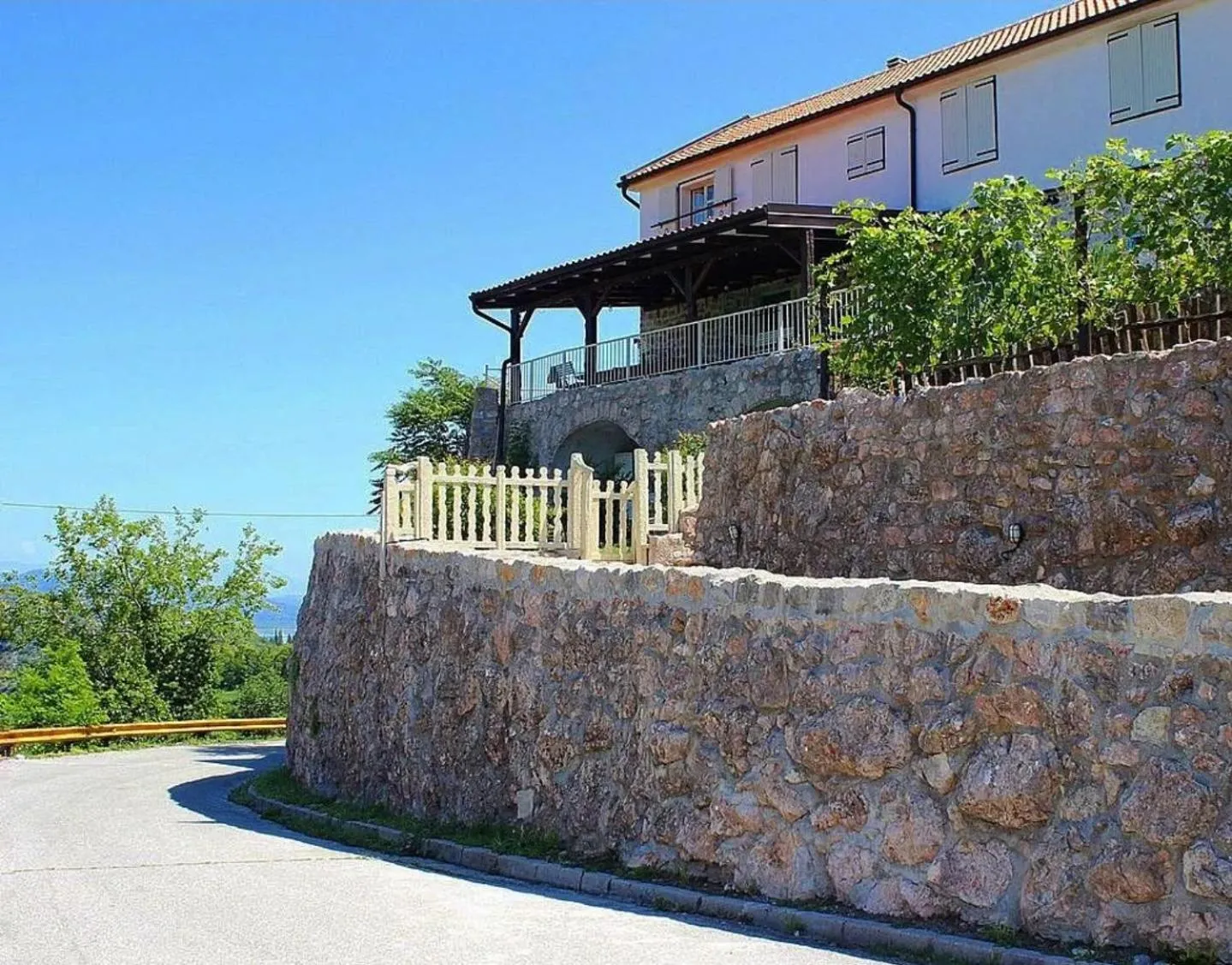 Property building in Dembelija Rooms