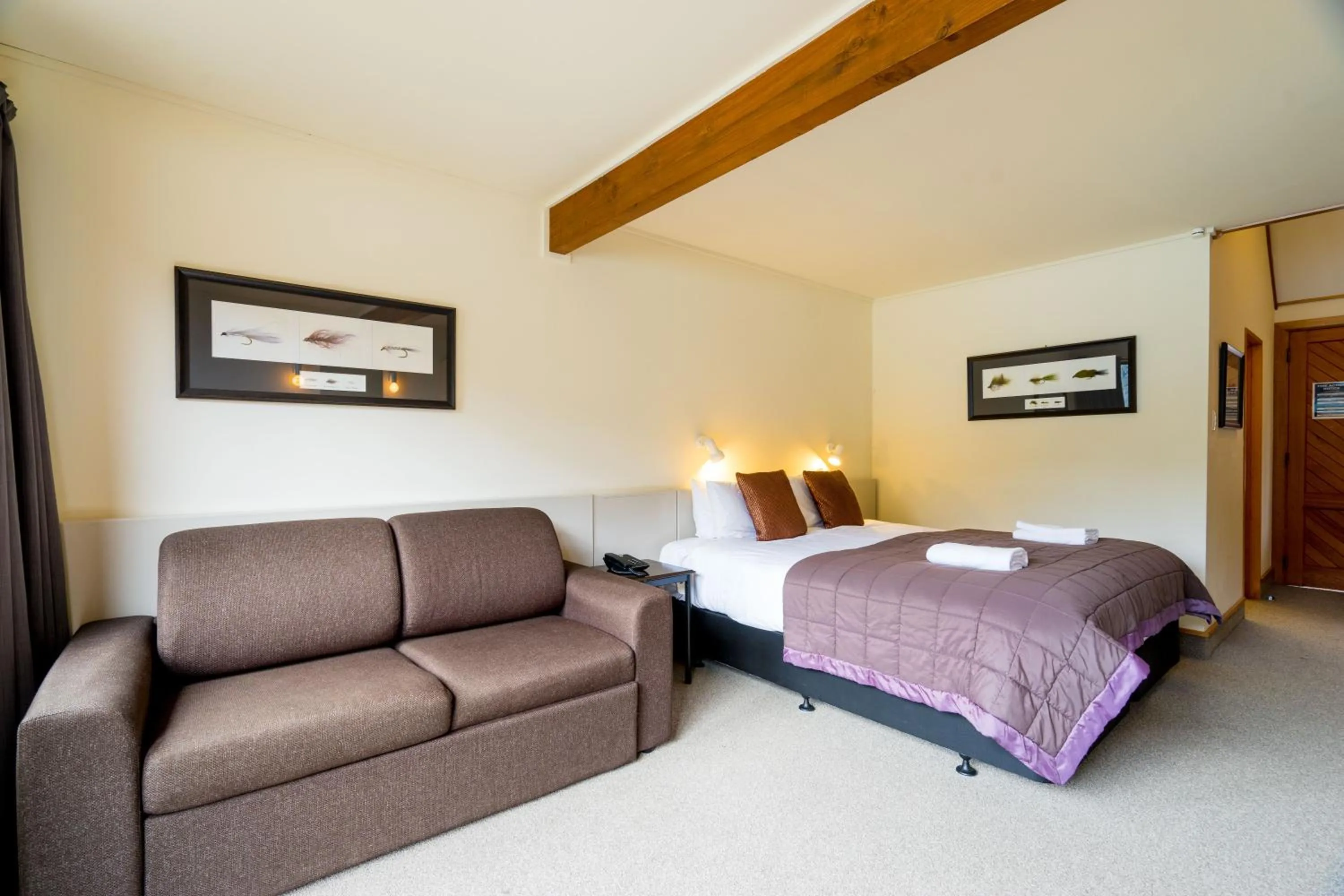 Bedroom, Bed in Hawea Hotel