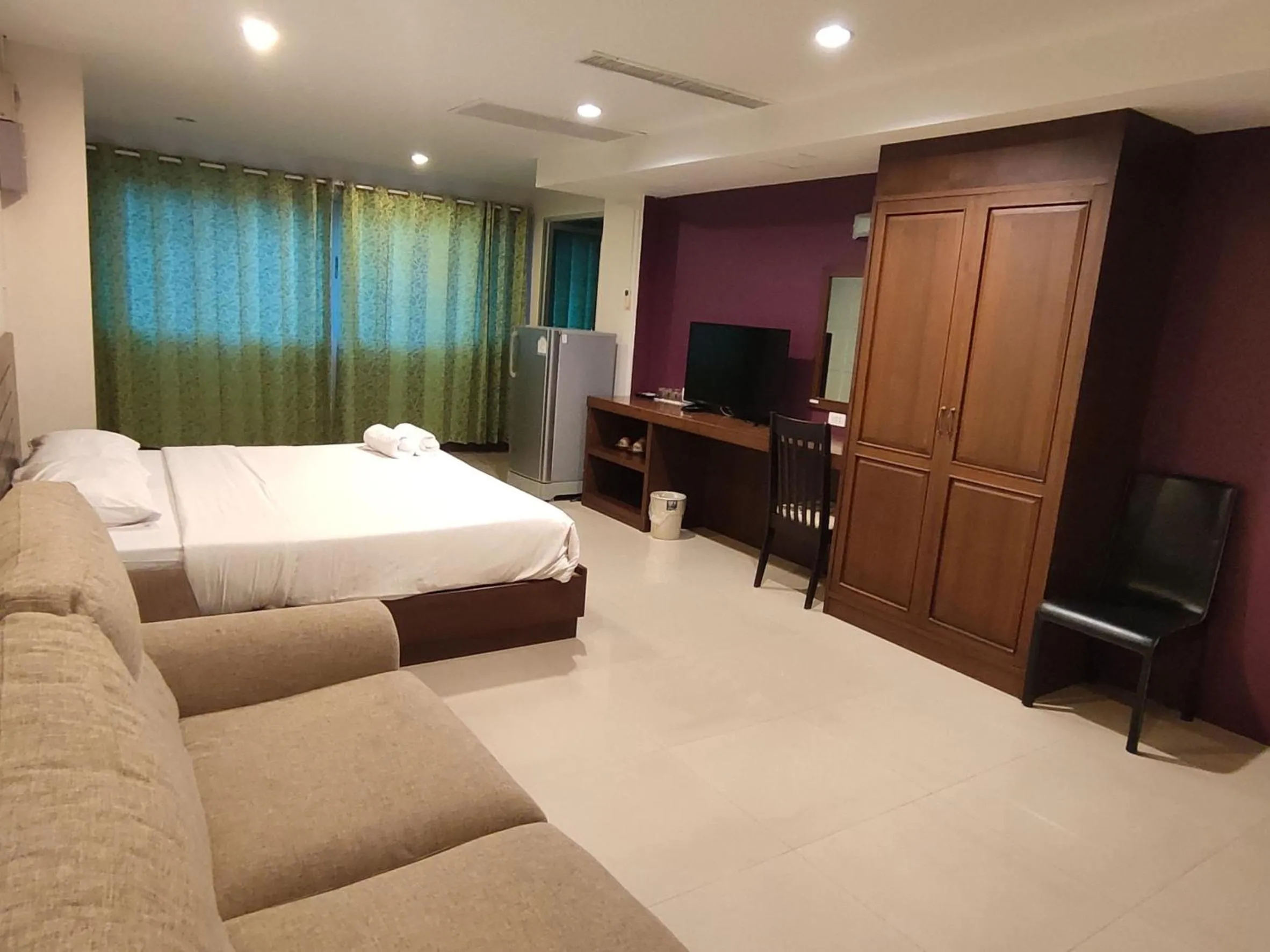 Photo of the whole room, Bed in Baan Manthana Hotel, Hua Hin