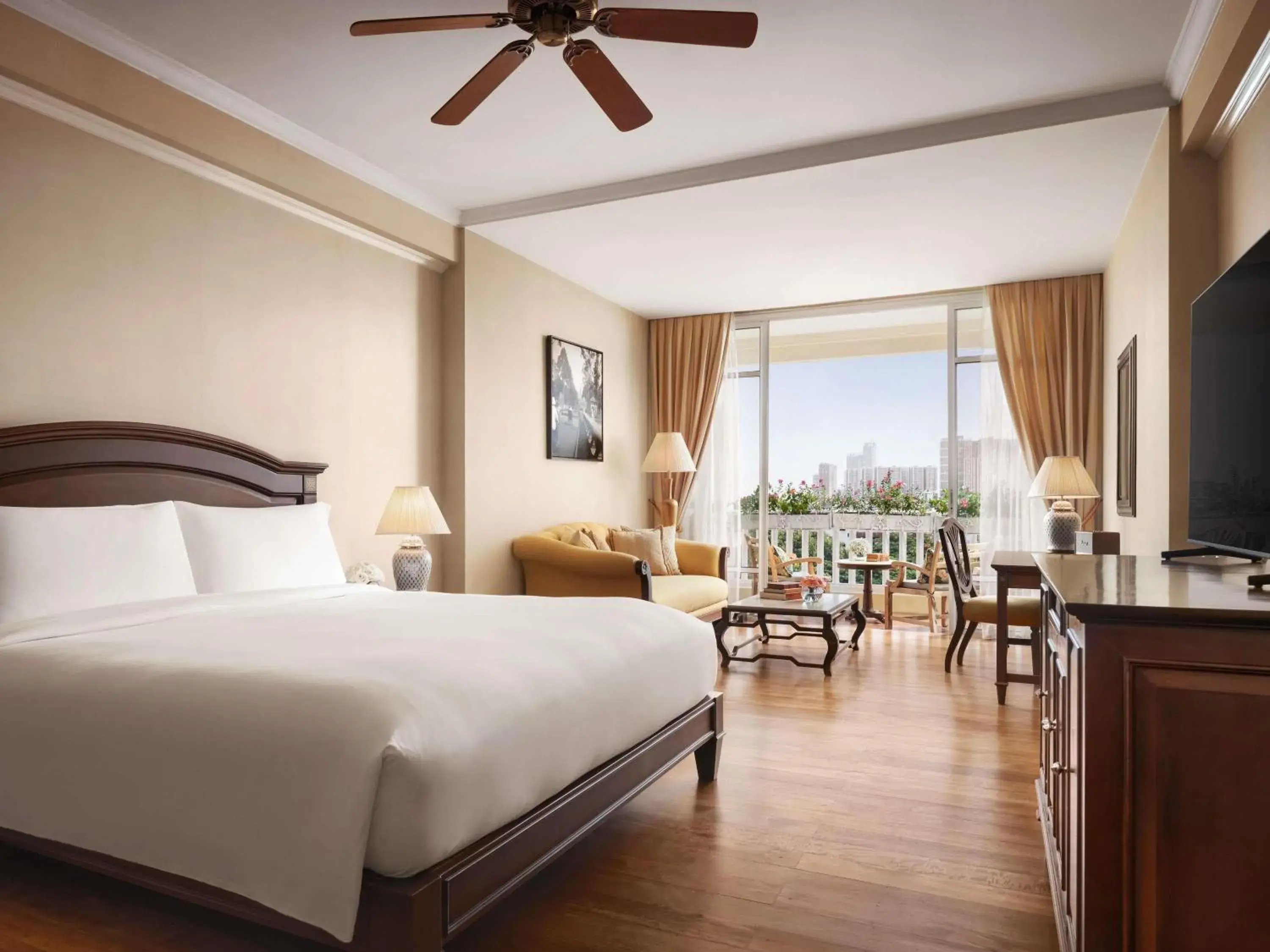 Luxury Club King Room with Executive Lounge Access in Sofitel Phnom Penh Phokeethra Luxury Club King Room with Executive Lounge Access in Sofitel Phnom Penh Phokeethra