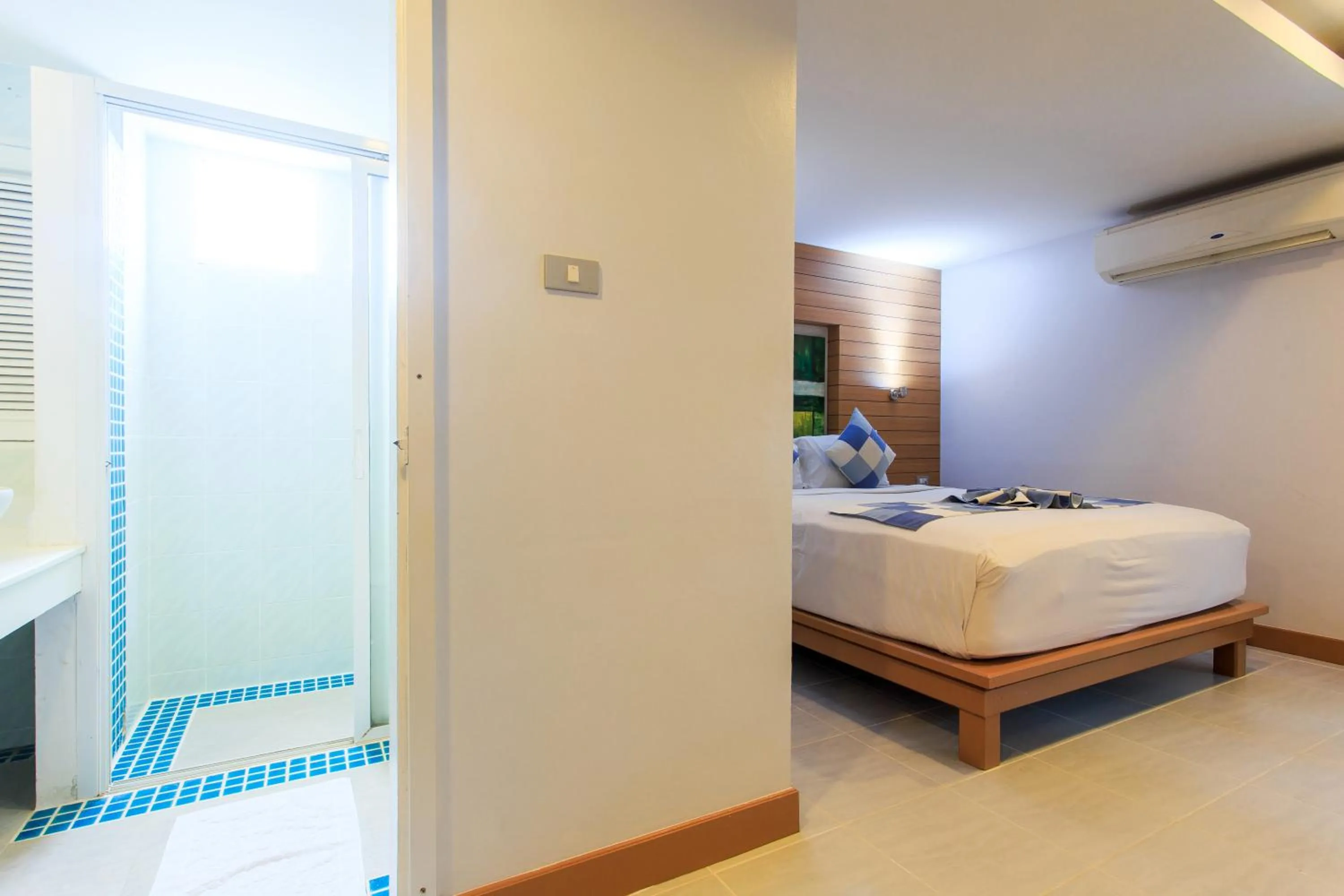 Photo of the whole room, Bed in Chaweng Budget Hotel