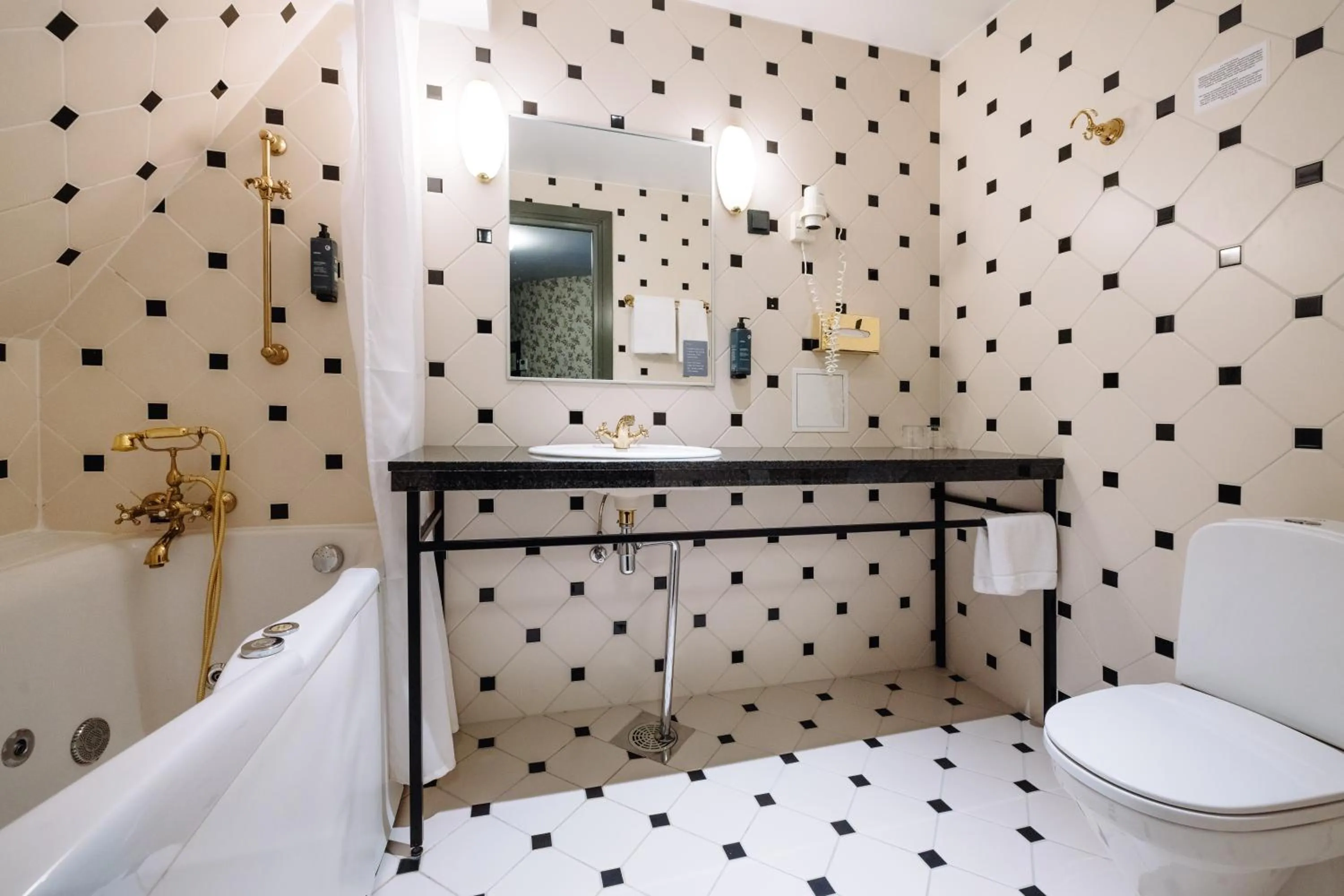 Bath in Hestia Hotel Barons Old Town