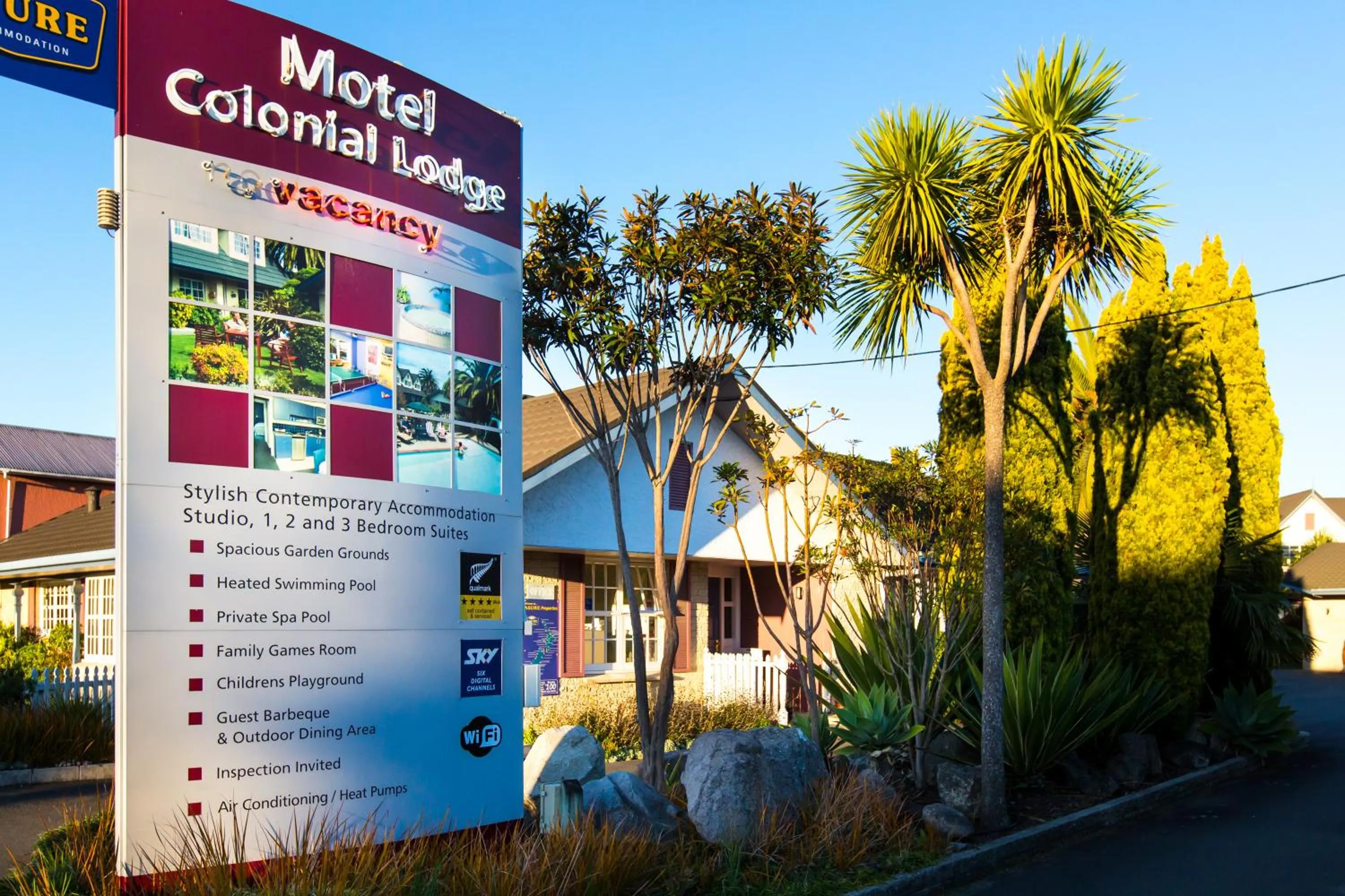 Facade/entrance in ASURE Colonial Lodge Motel