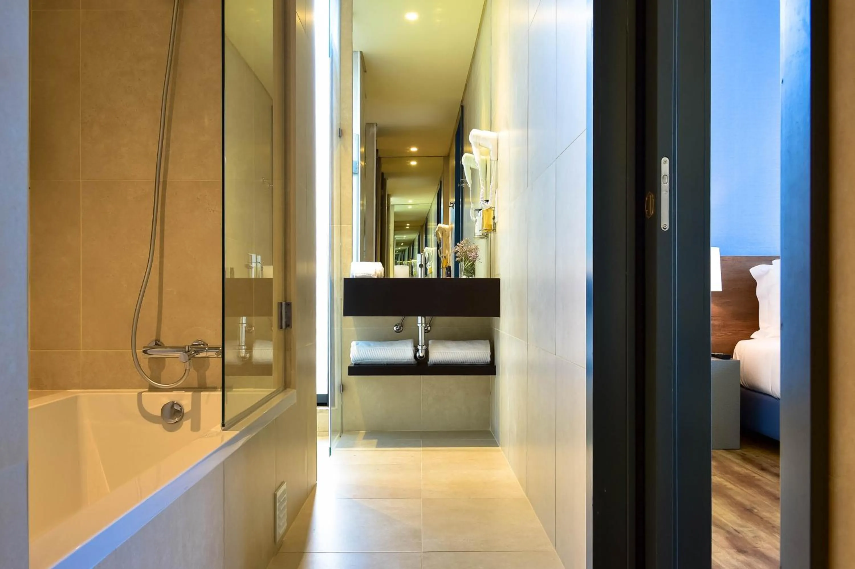 Bathroom, Bed in The Prime Energize Hotel & SPA - Algarve
