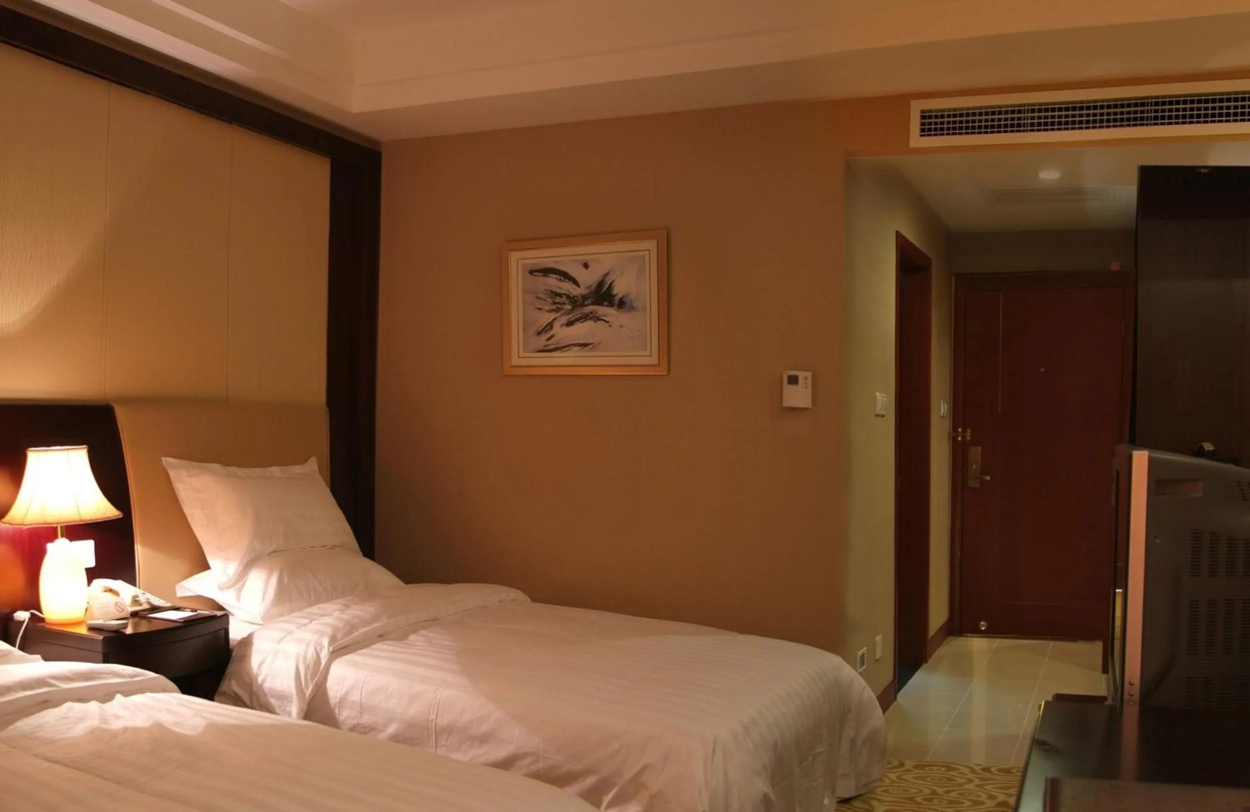 Toilet, Bed in Jinjiang Inn - Shanghai Changning