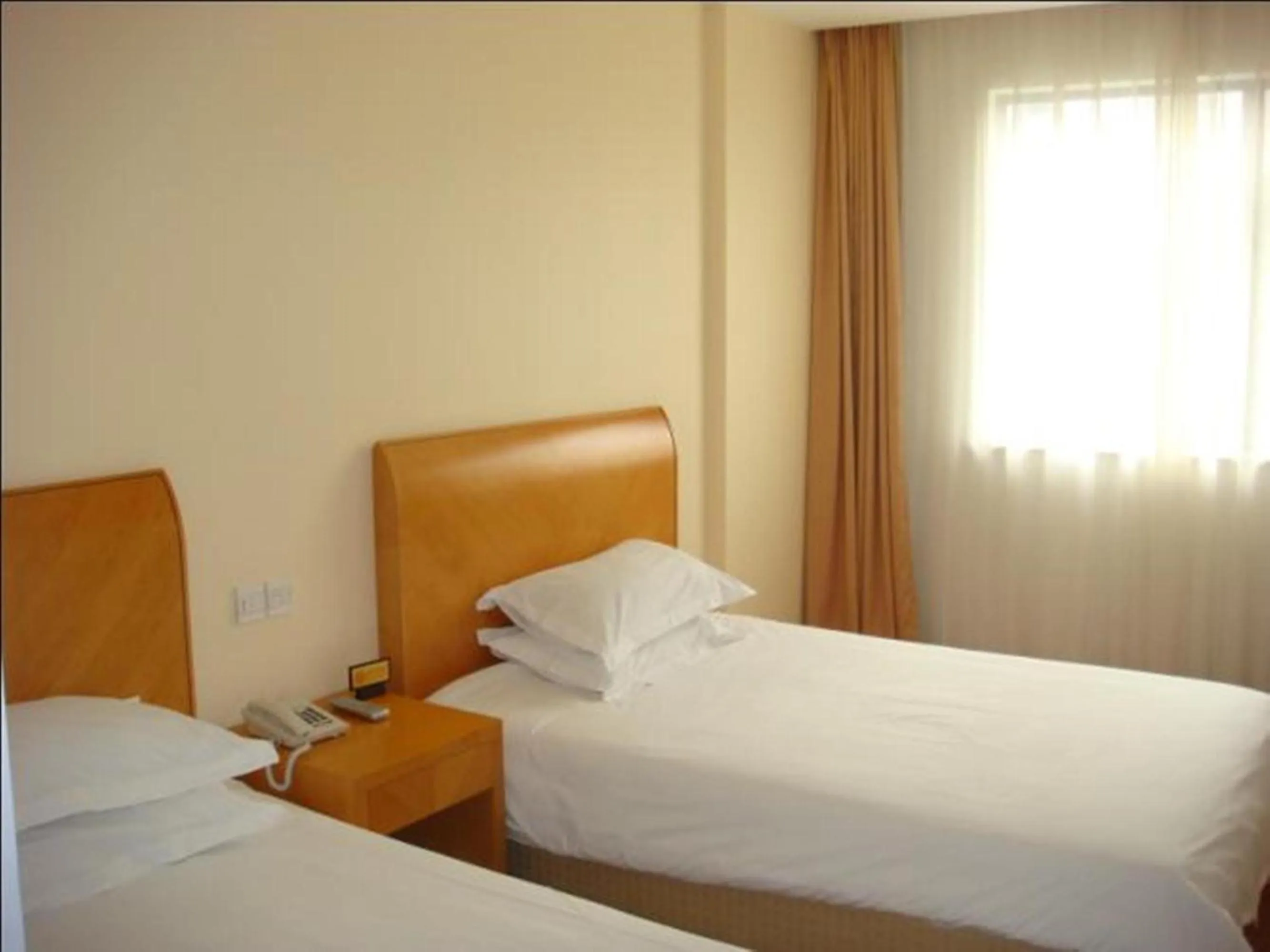 Toilet, Bed in Jinjiang Inn - Shanghai Changning