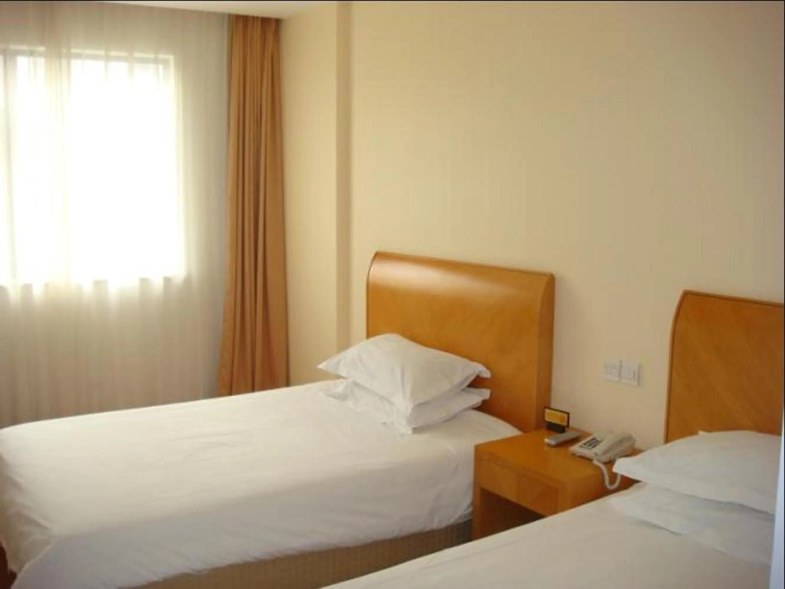 Toilet, Bed in Jinjiang Inn - Shanghai Changning