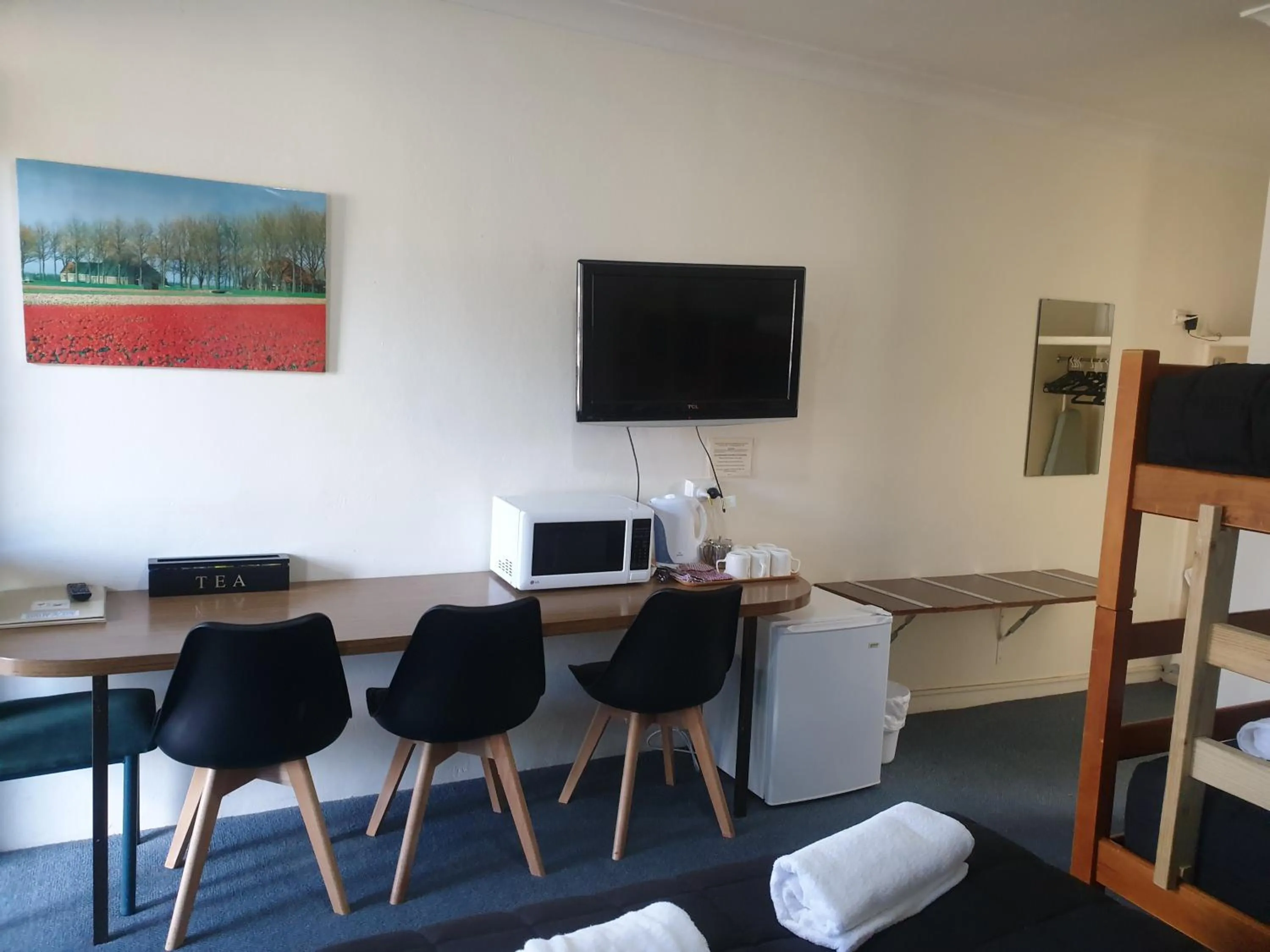 TV and multimedia in Valley View Motel