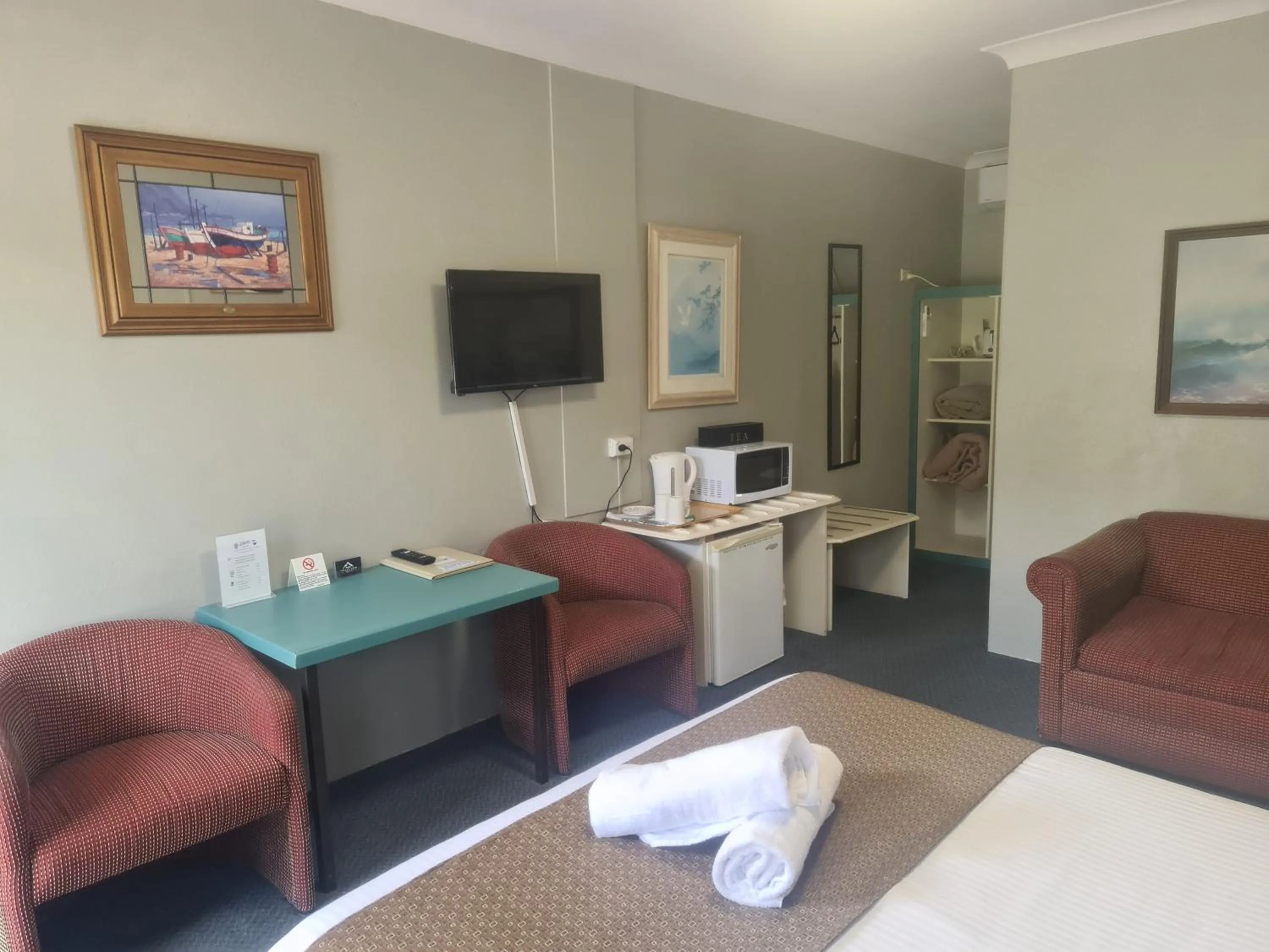 Living room in Valley View Motel