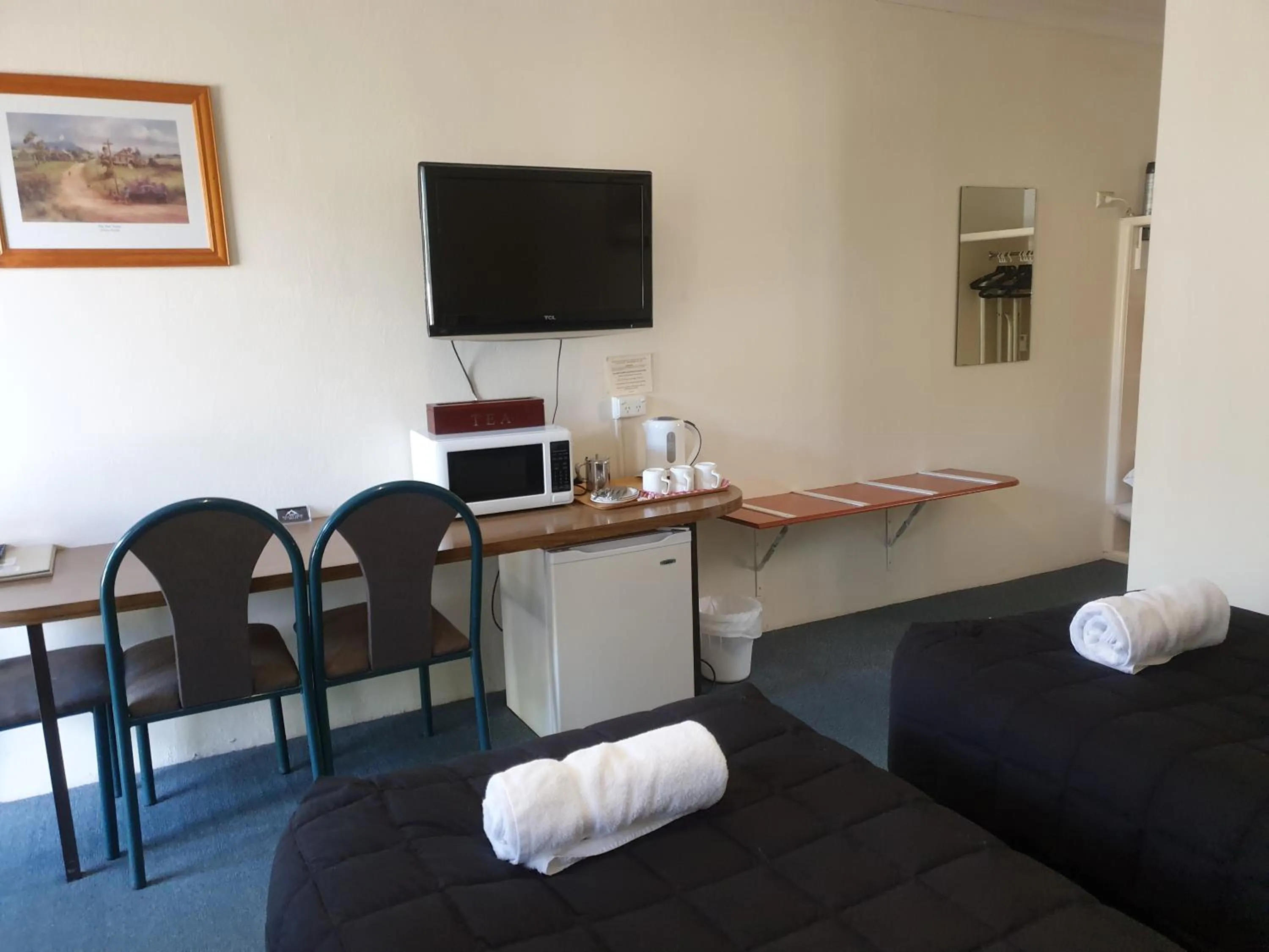 TV and multimedia in Valley View Motel